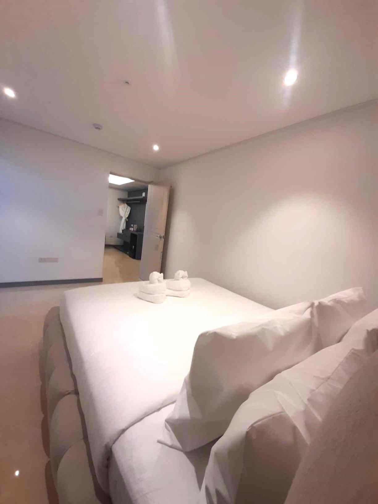Executive Suite - Photo 2