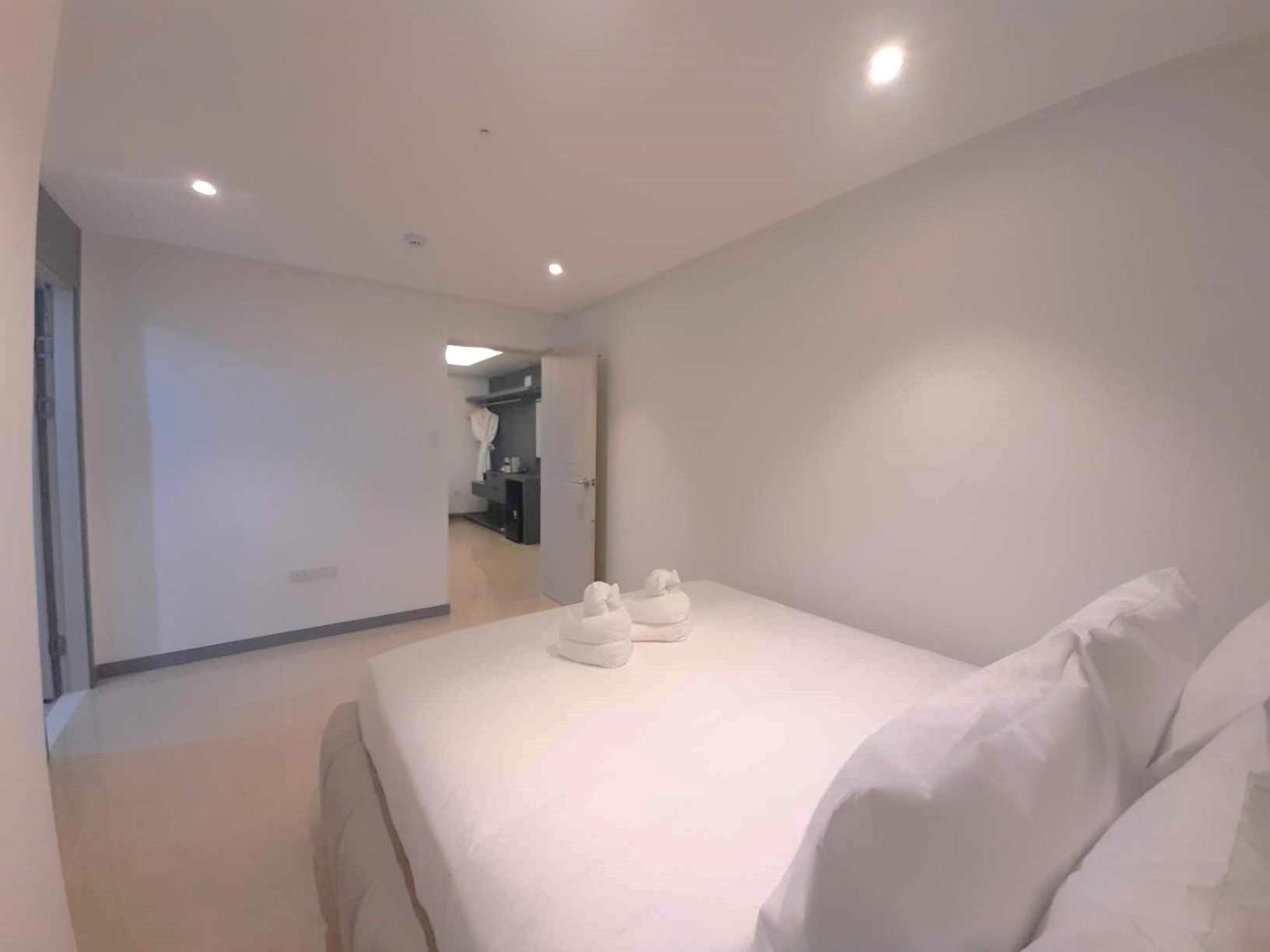 Executive Suite - Photo 7