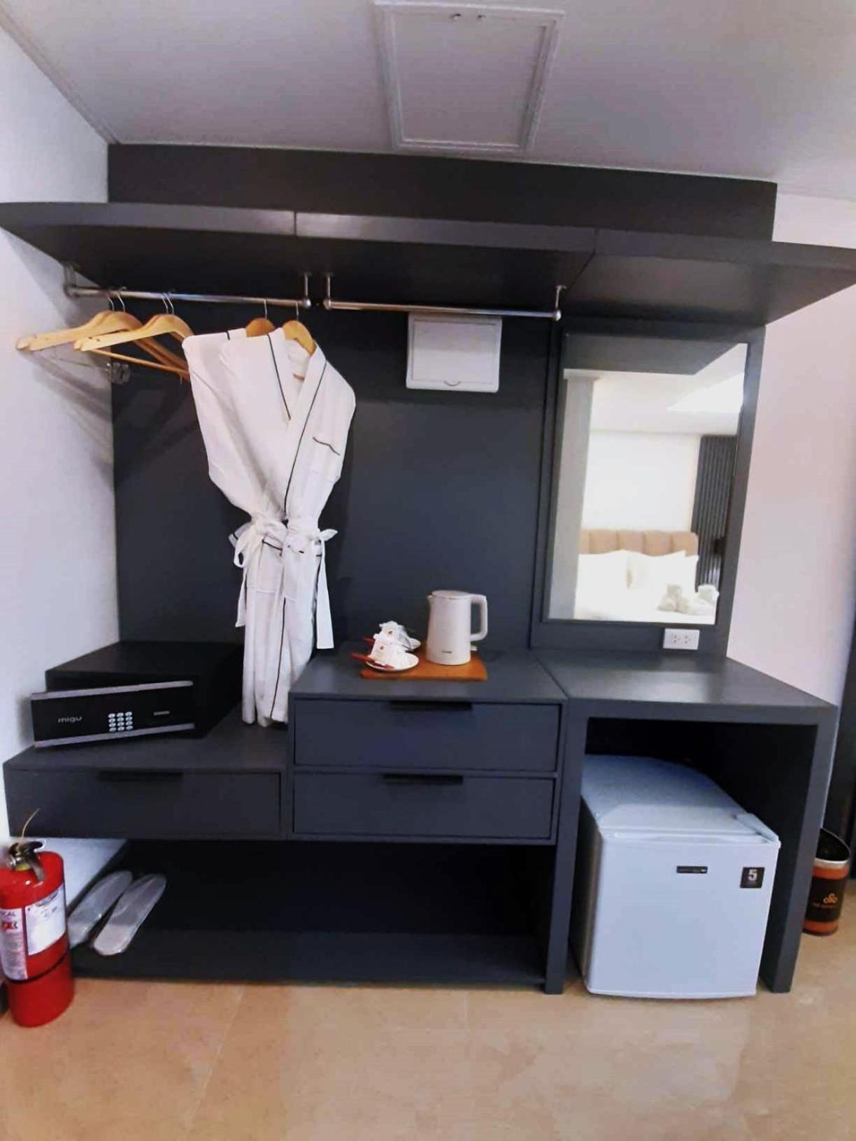 Deluxe King Room - Photo 9