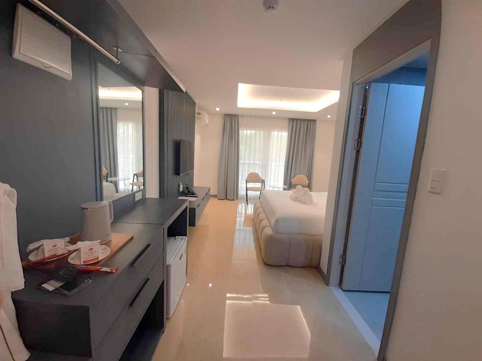 Deluxe King Room - Photo 5