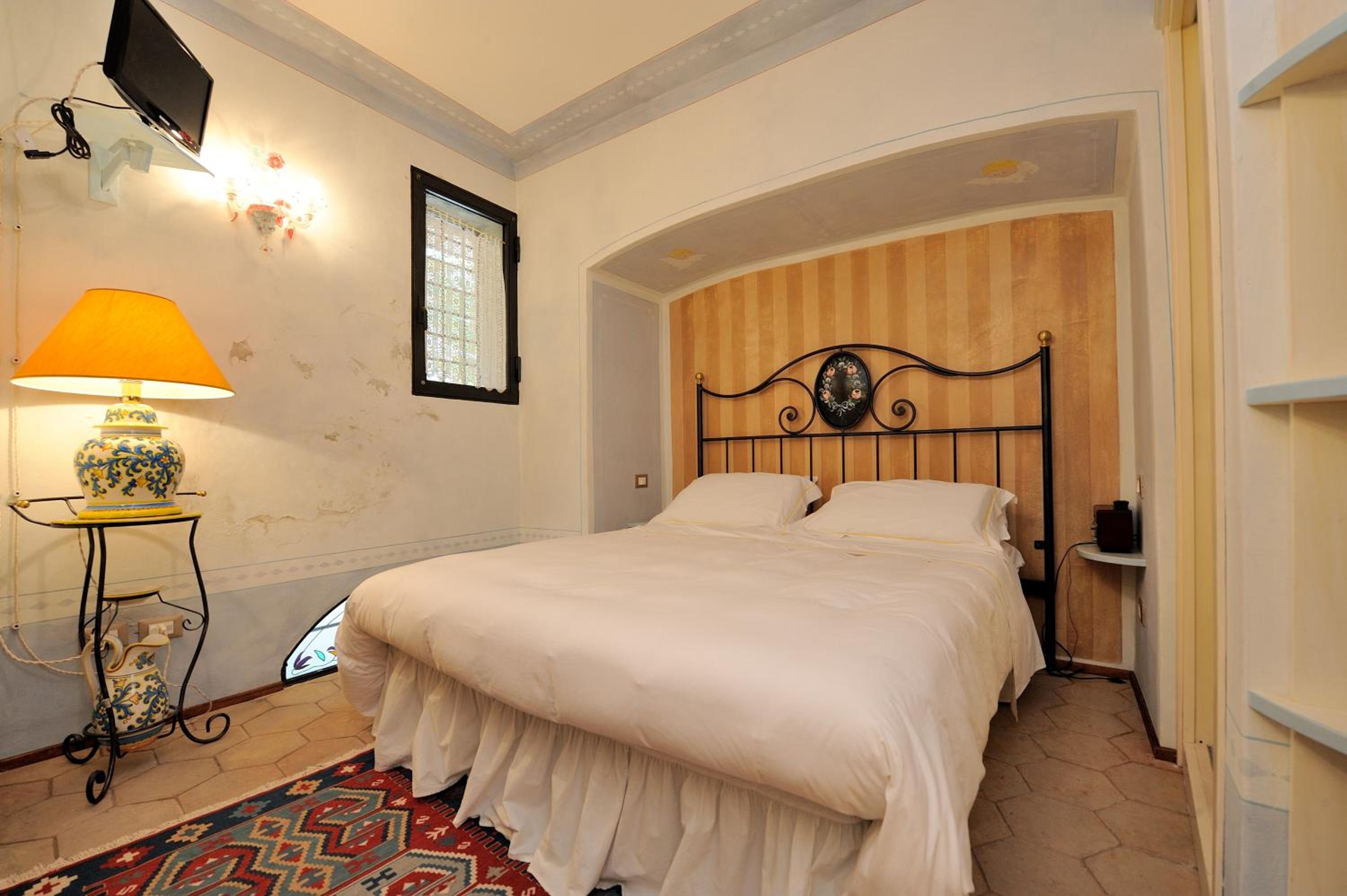 One-Bedroom Apartment - Photo 4