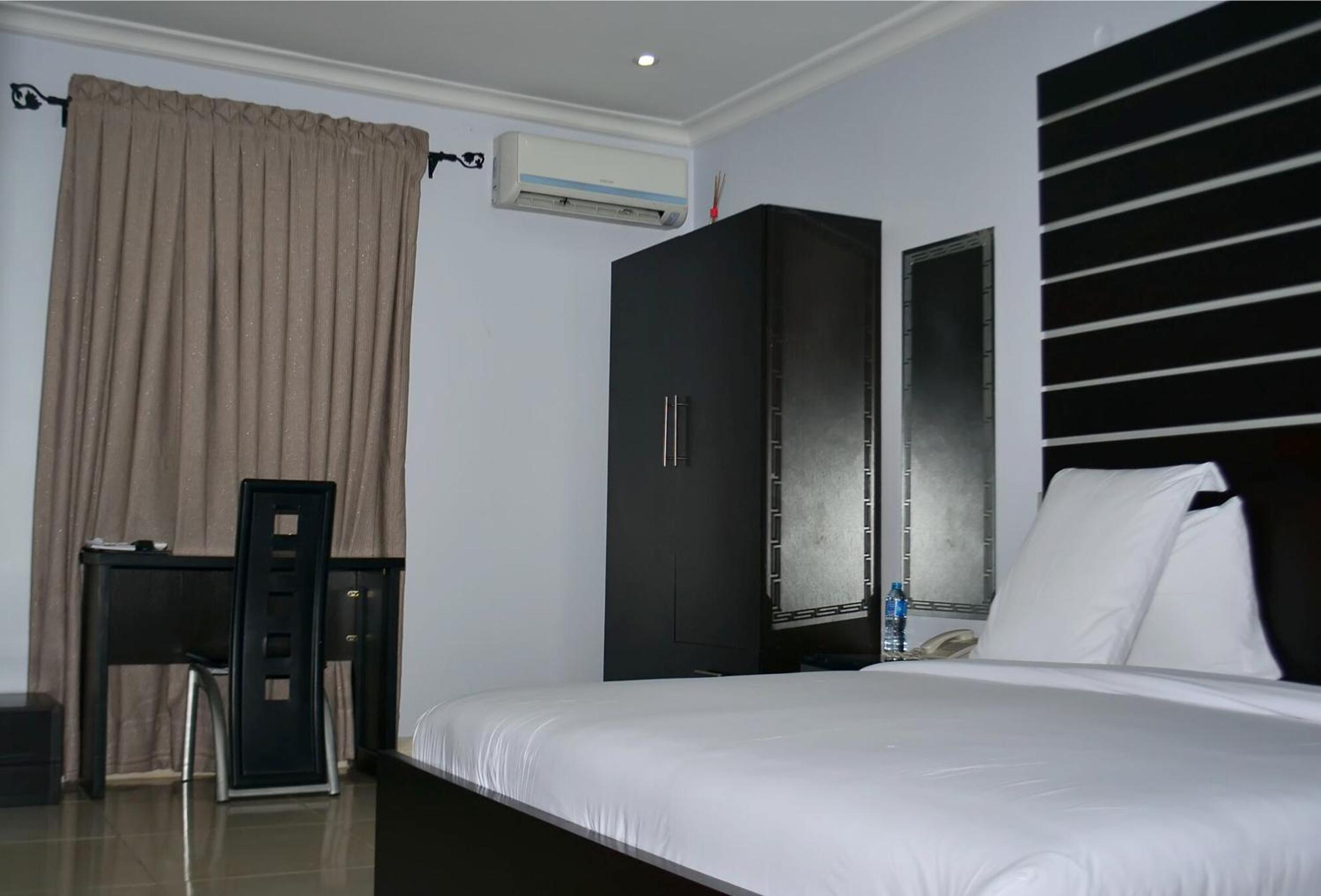 Deluxe King Room photo 2