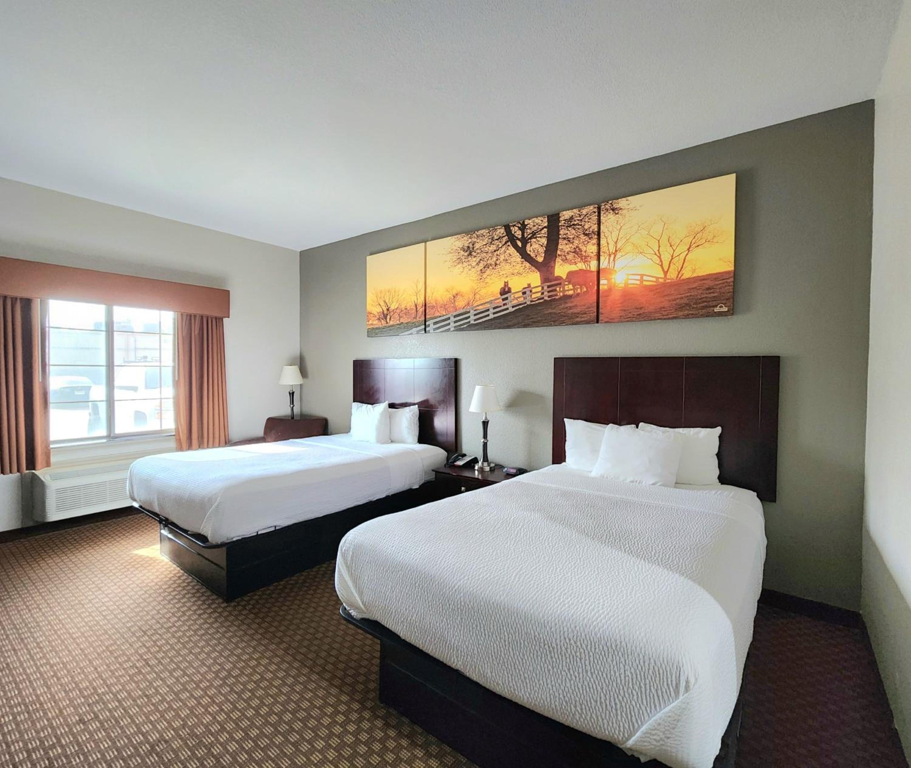 Queen Room with Two Queen Beds - Non-Smoking - Photo 4