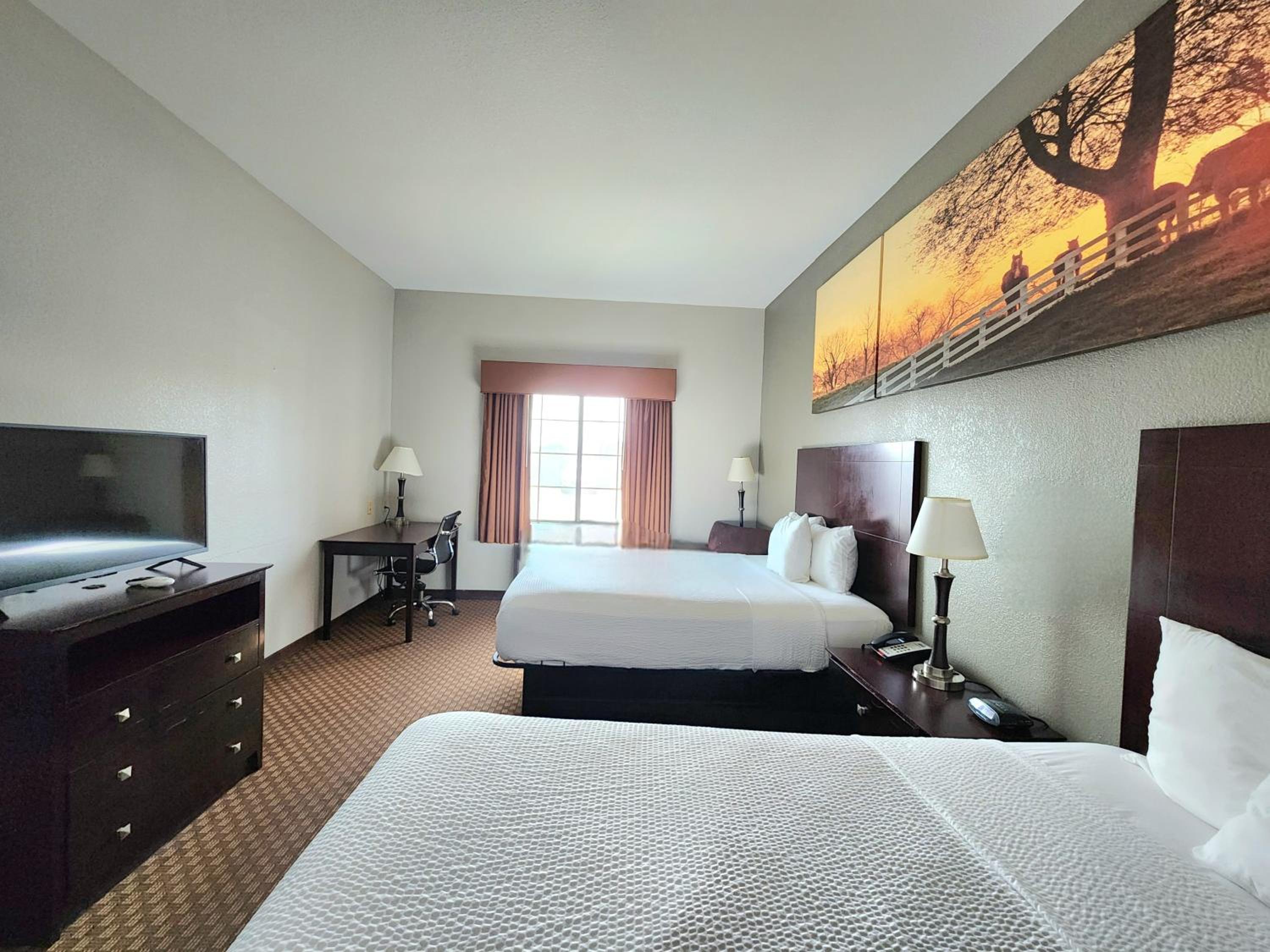 Queen Room with Two Queen Beds - Non-Smoking - Photo 7