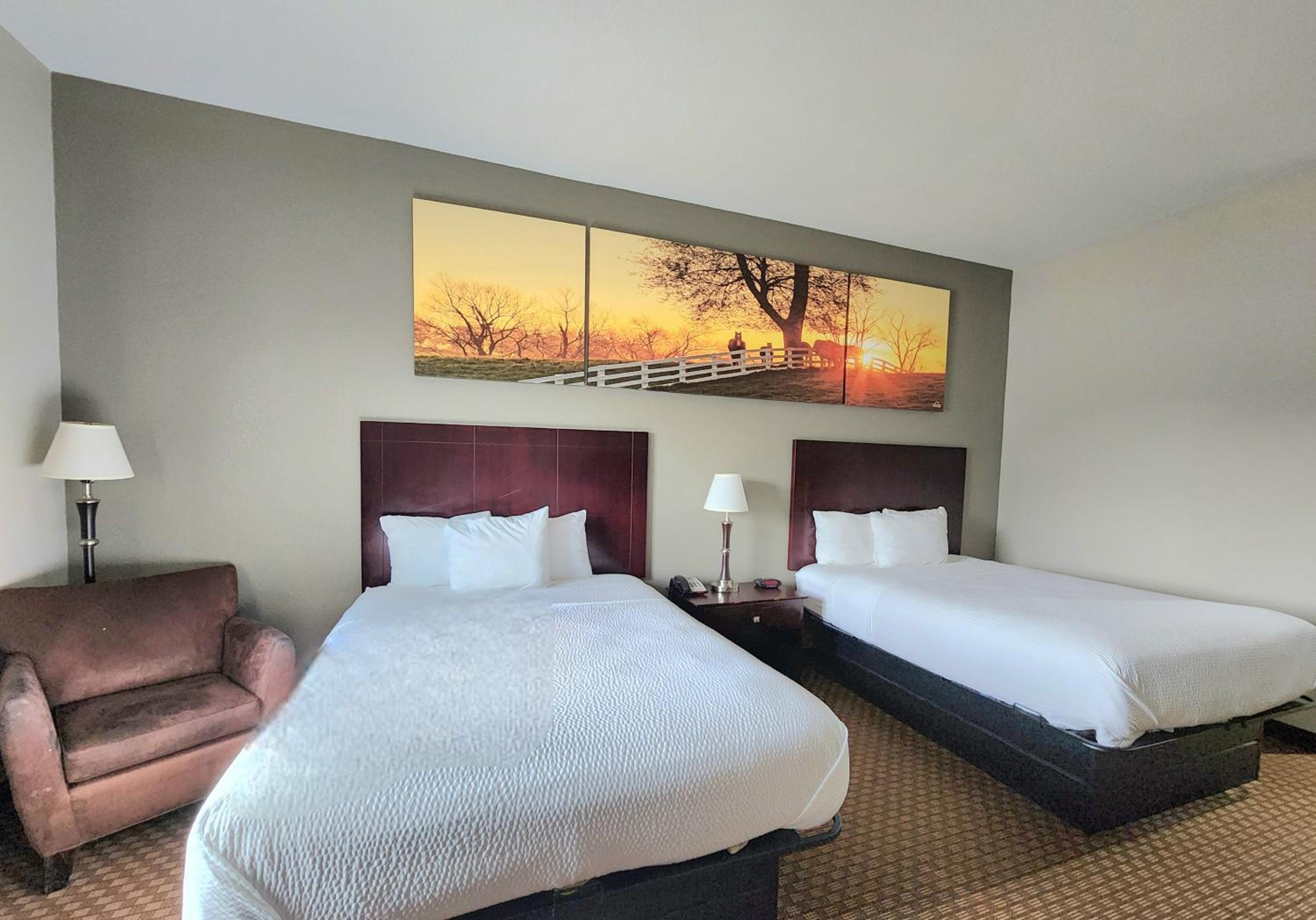 Queen Room with Two Queen Beds - Non-Smoking - Photo 8