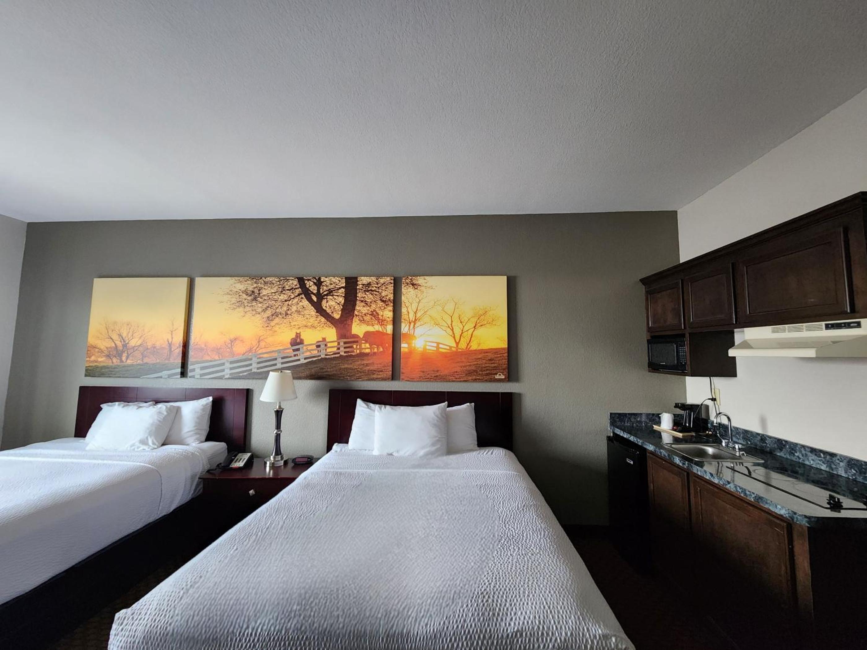 Efficiency Queen Room with Two Queen Beds and Kitchenette - Non-Smoking - Photo 9