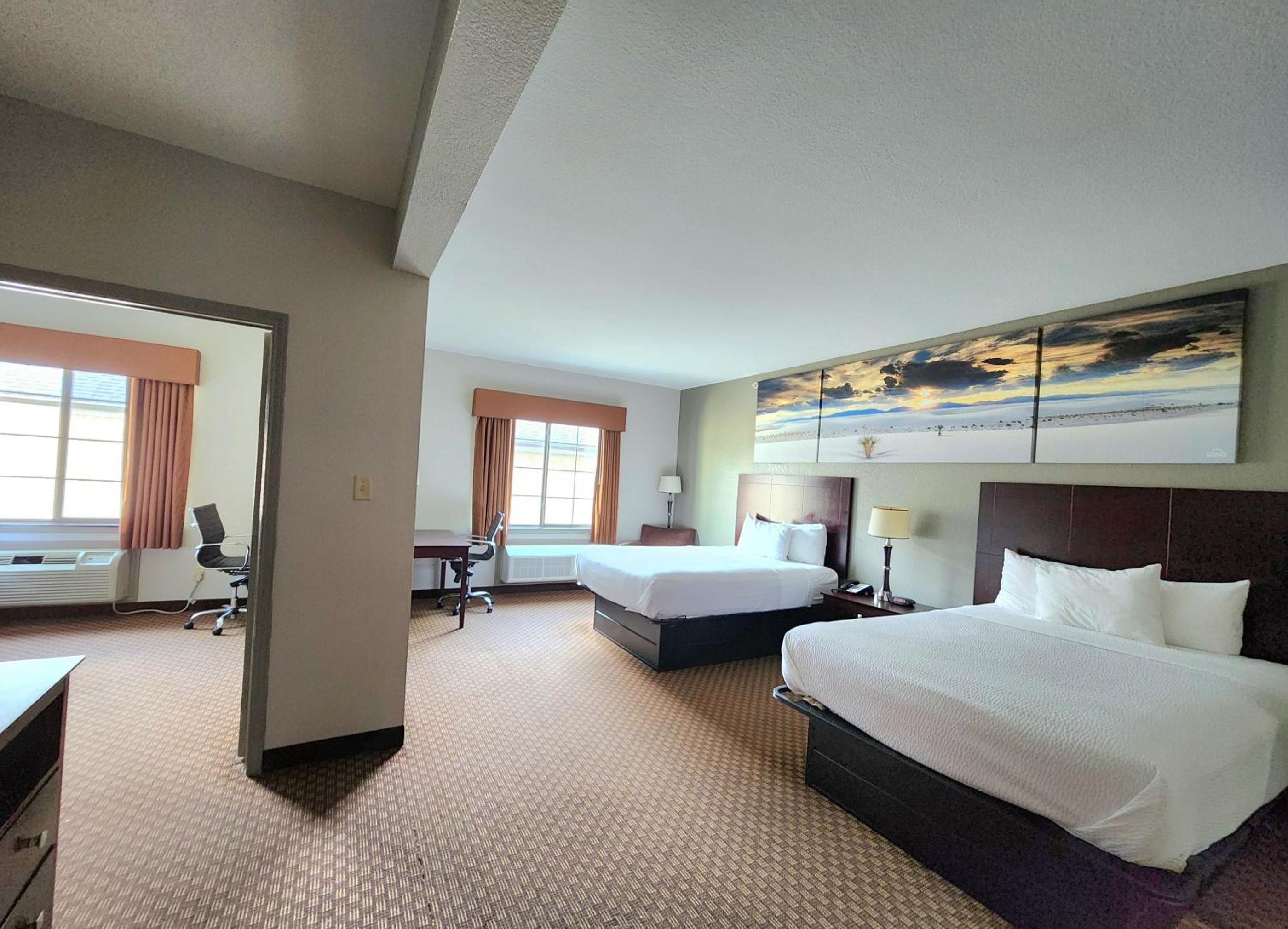 One-Bedroom Queen Suite with Kitchenette - Non-Smoking - Photo 4