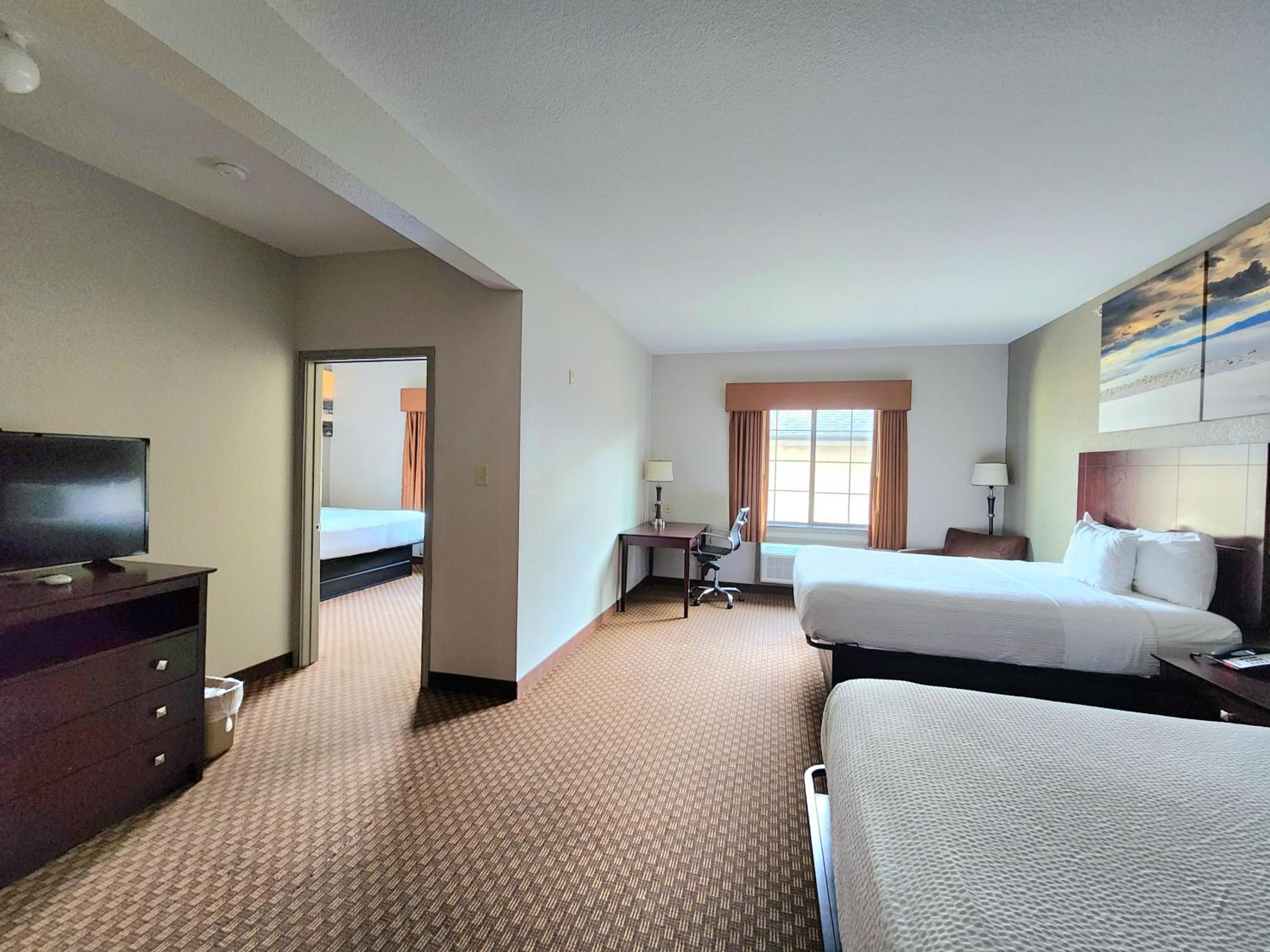 One-Bedroom Queen Suite with Kitchenette - Non-Smoking - Photo 3