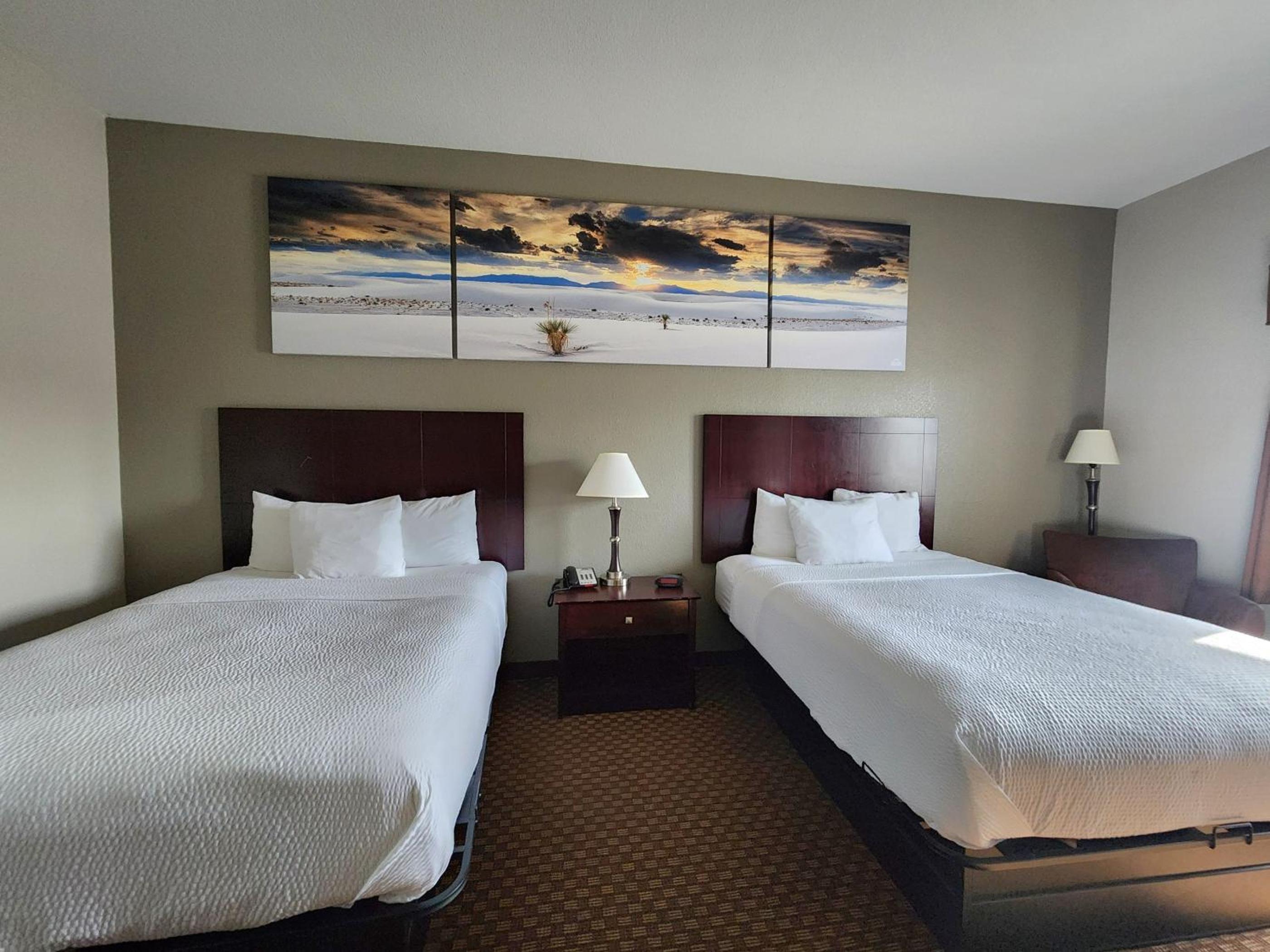 Queen Room with Two Queen Beds - Non-Smoking - Photo 10