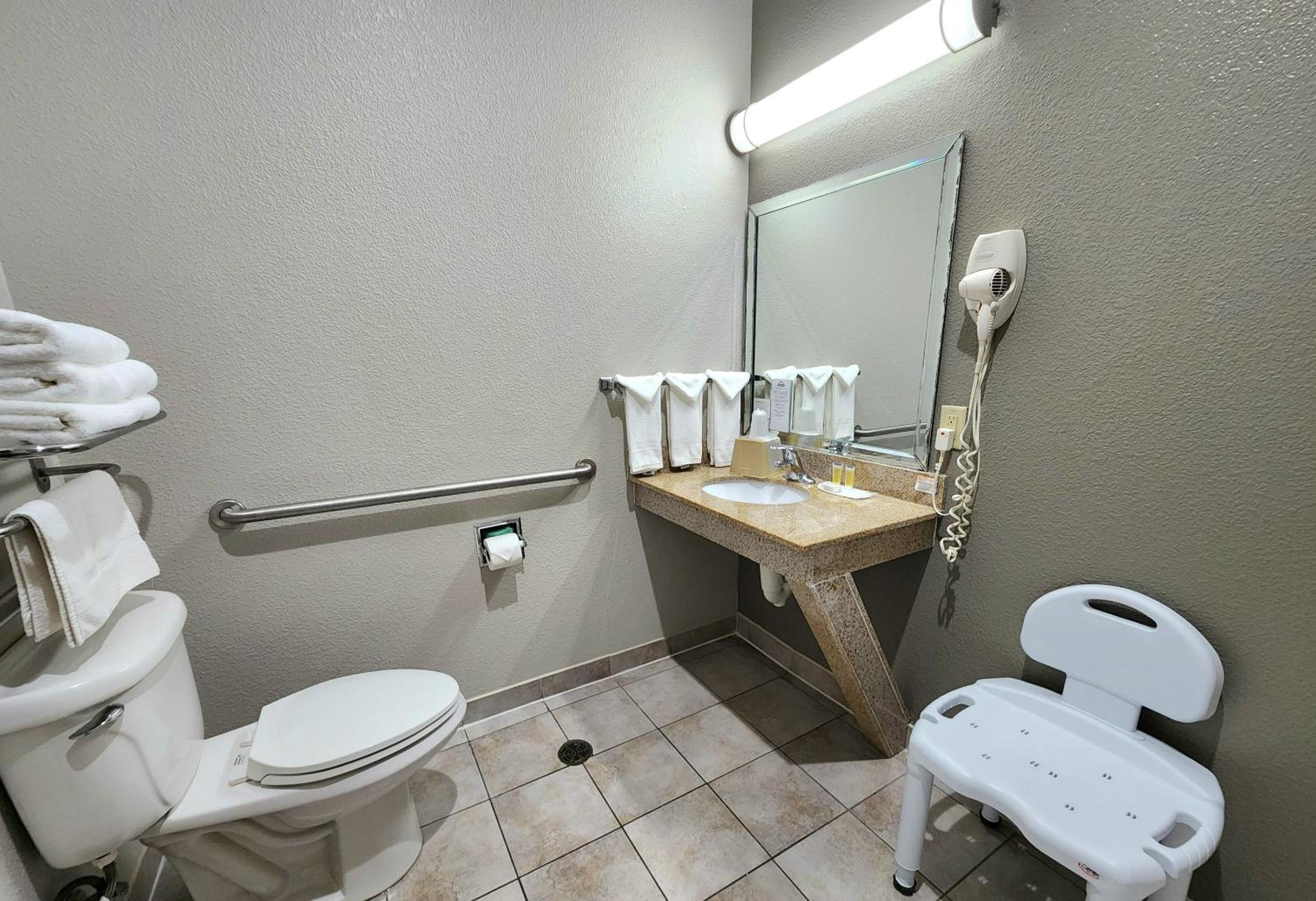 Queen Room with Two Queen Beds and Bath Tub - Mobility/Hearing Accessible - Non-Smoking - Photo 7