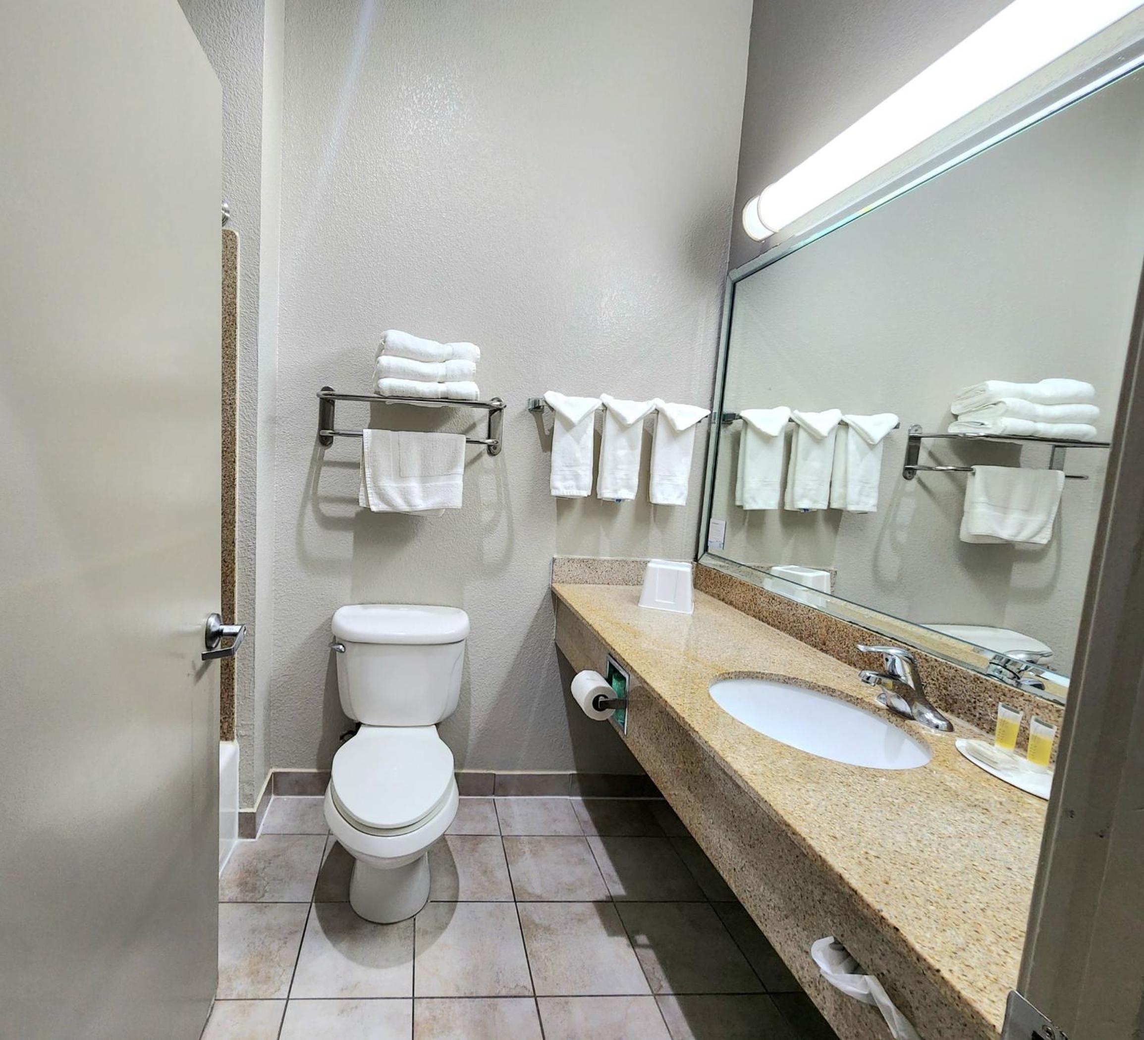 Efficiency Queen Room with Two Queen Beds and Kitchenette - Non-Smoking - Photo 2