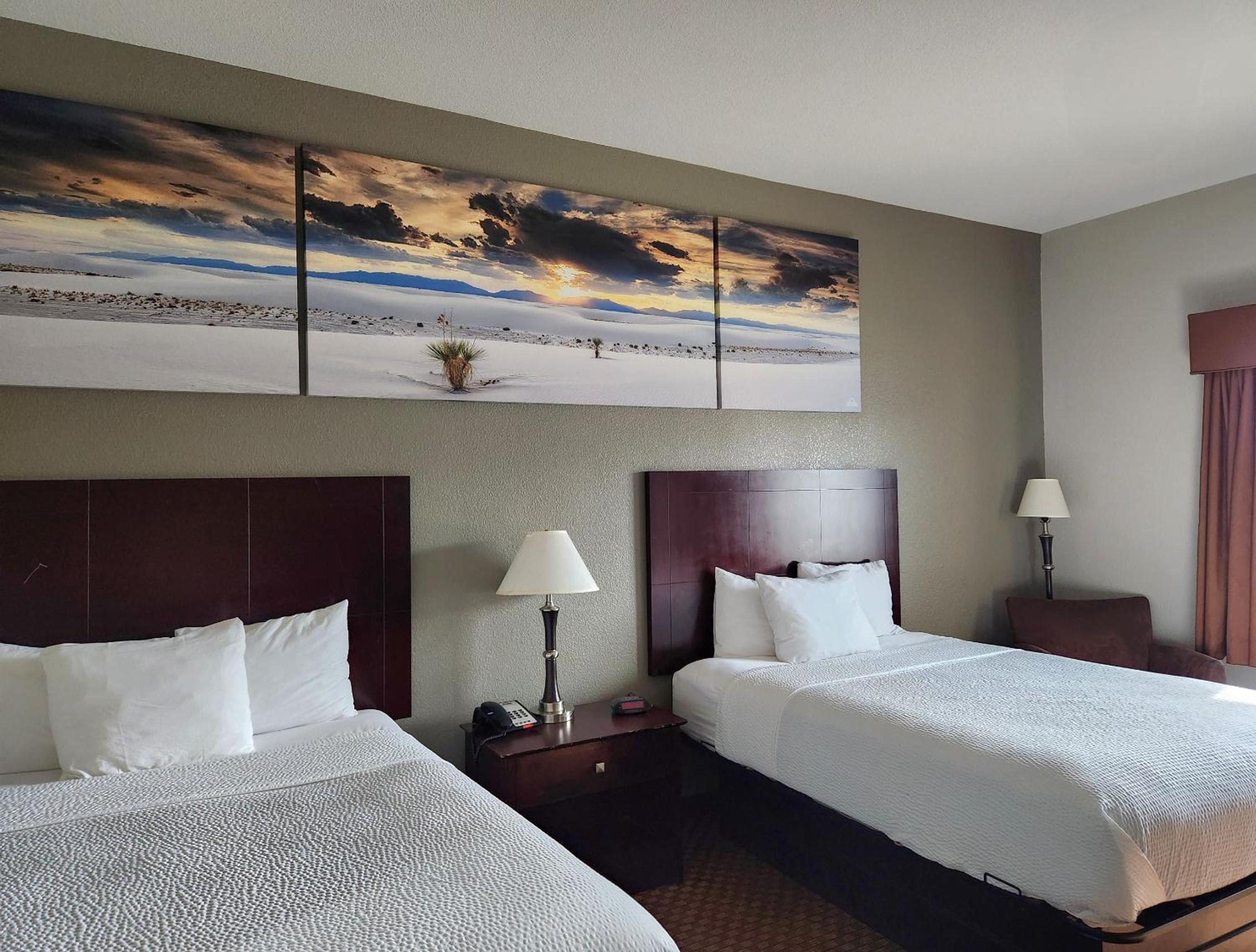 Efficiency Queen Room with Two Queen Beds and Kitchenette - Non-Smoking - Photo 5