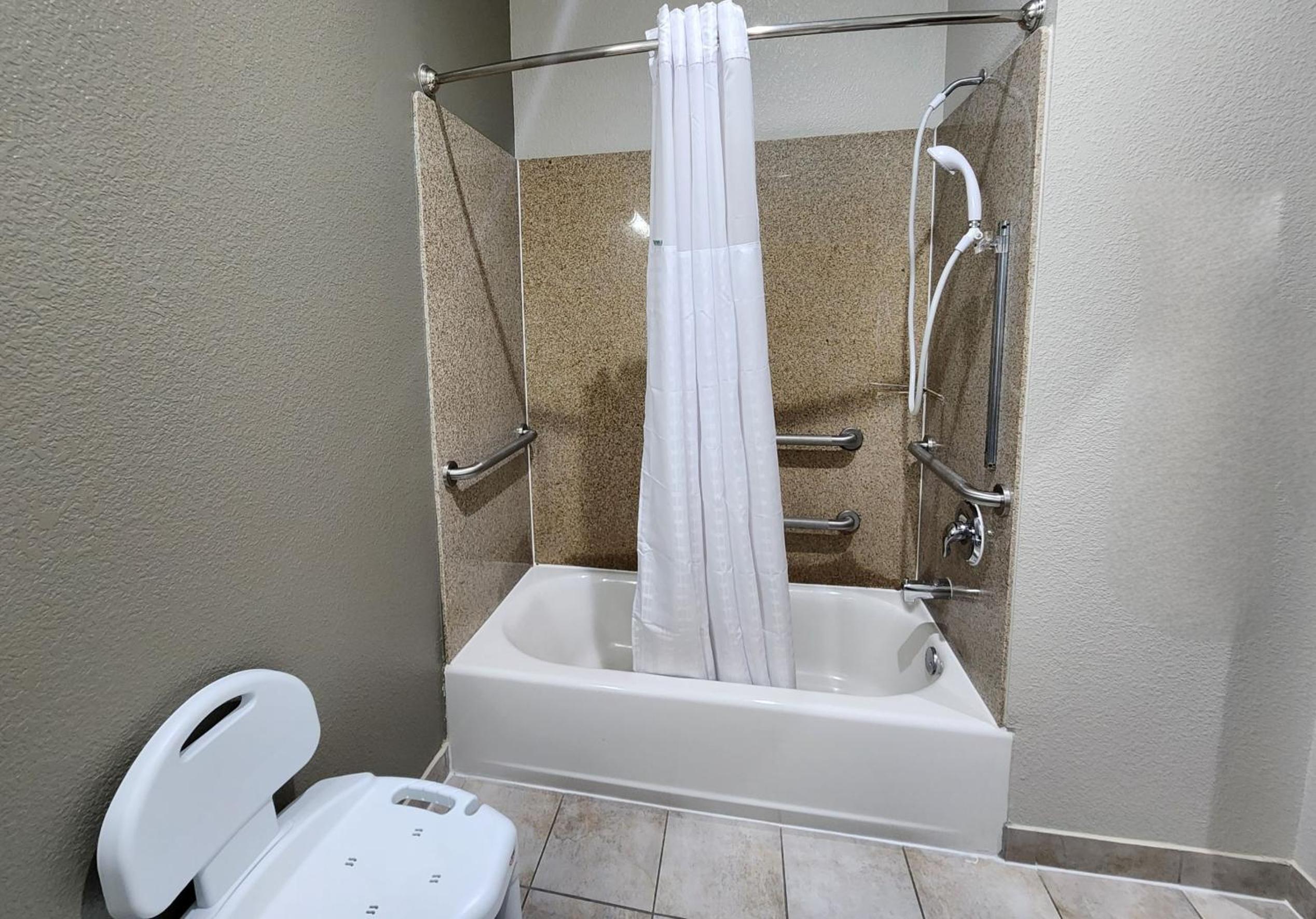 Queen Room with Two Queen Beds and Bath Tub - Mobility/Hearing Accessible - Non-Smoking - Photo 8