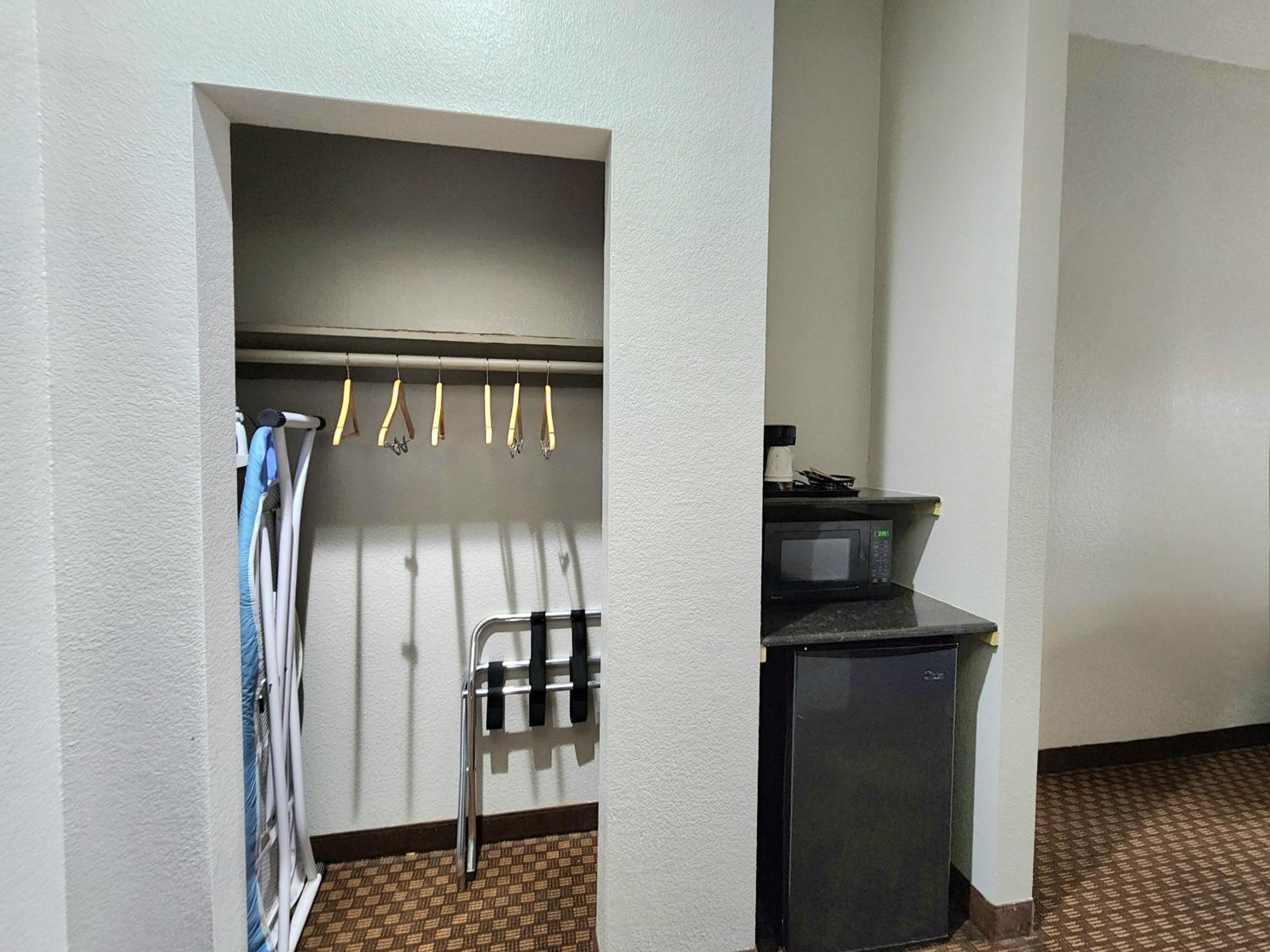 King Room - Non-Smoking - Photo 6