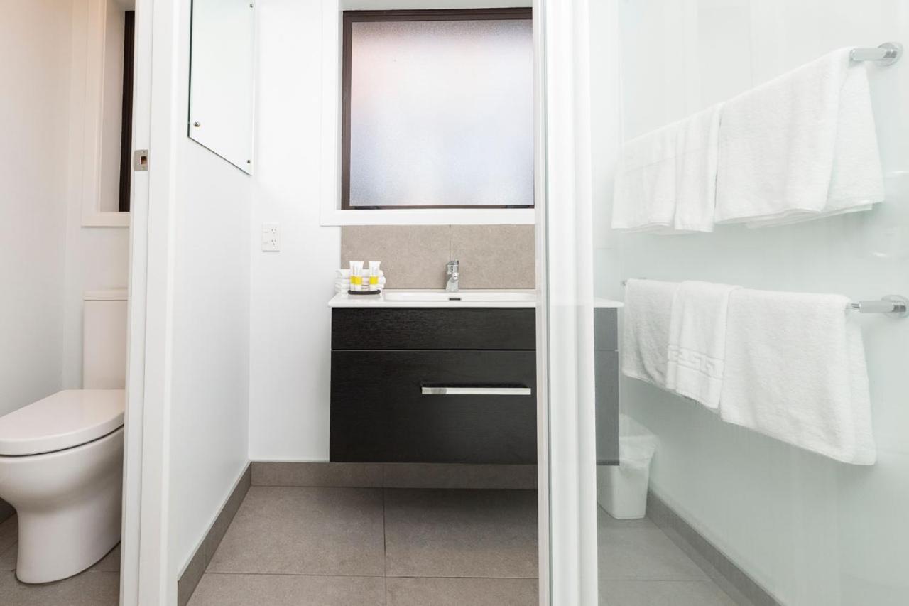 Deluxe Family Suite - Photo 16