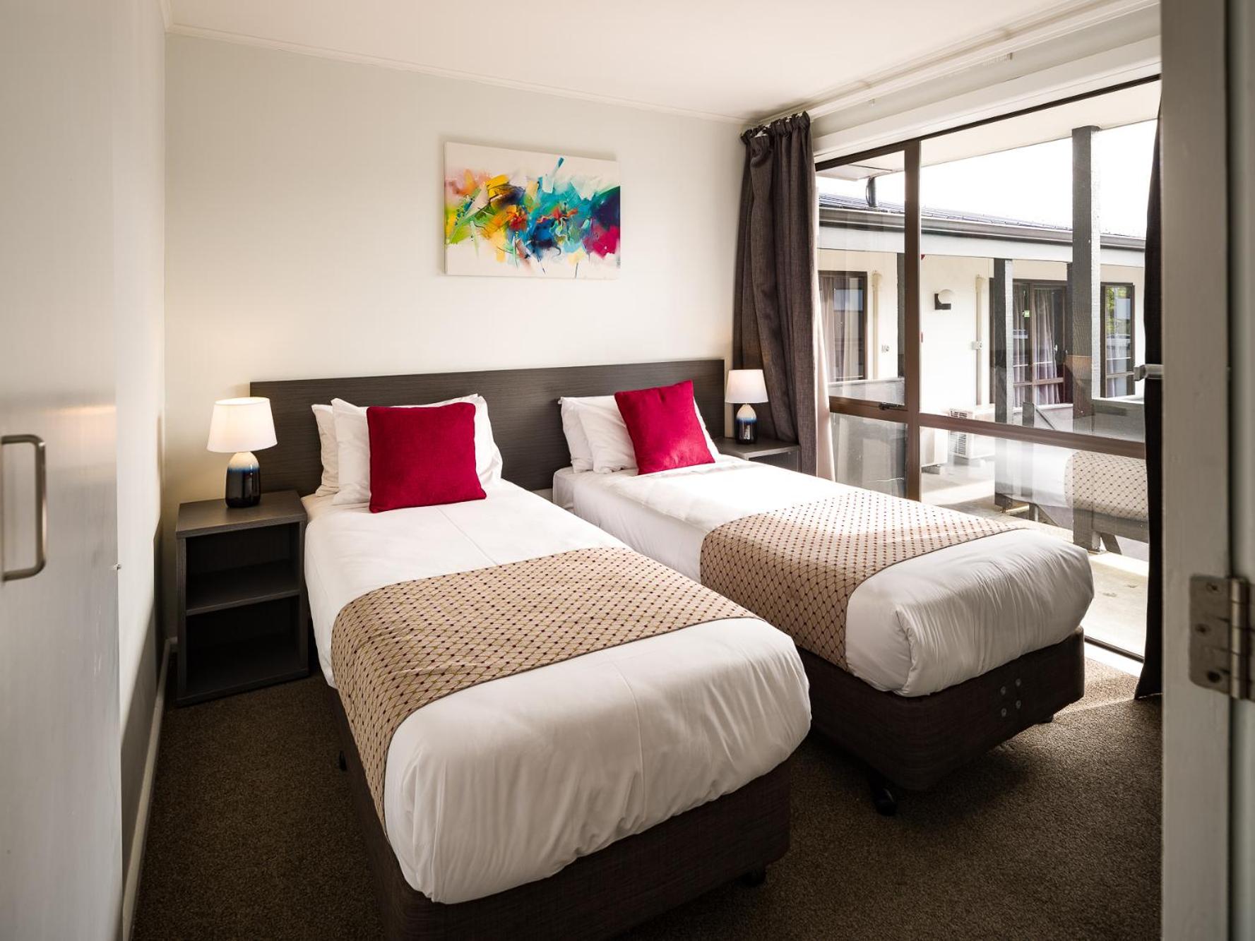 Deluxe Family Suite - Photo 19