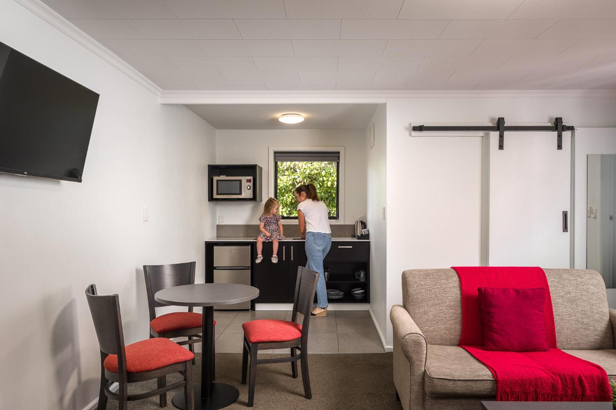 Deluxe Family Suite - Photo 17