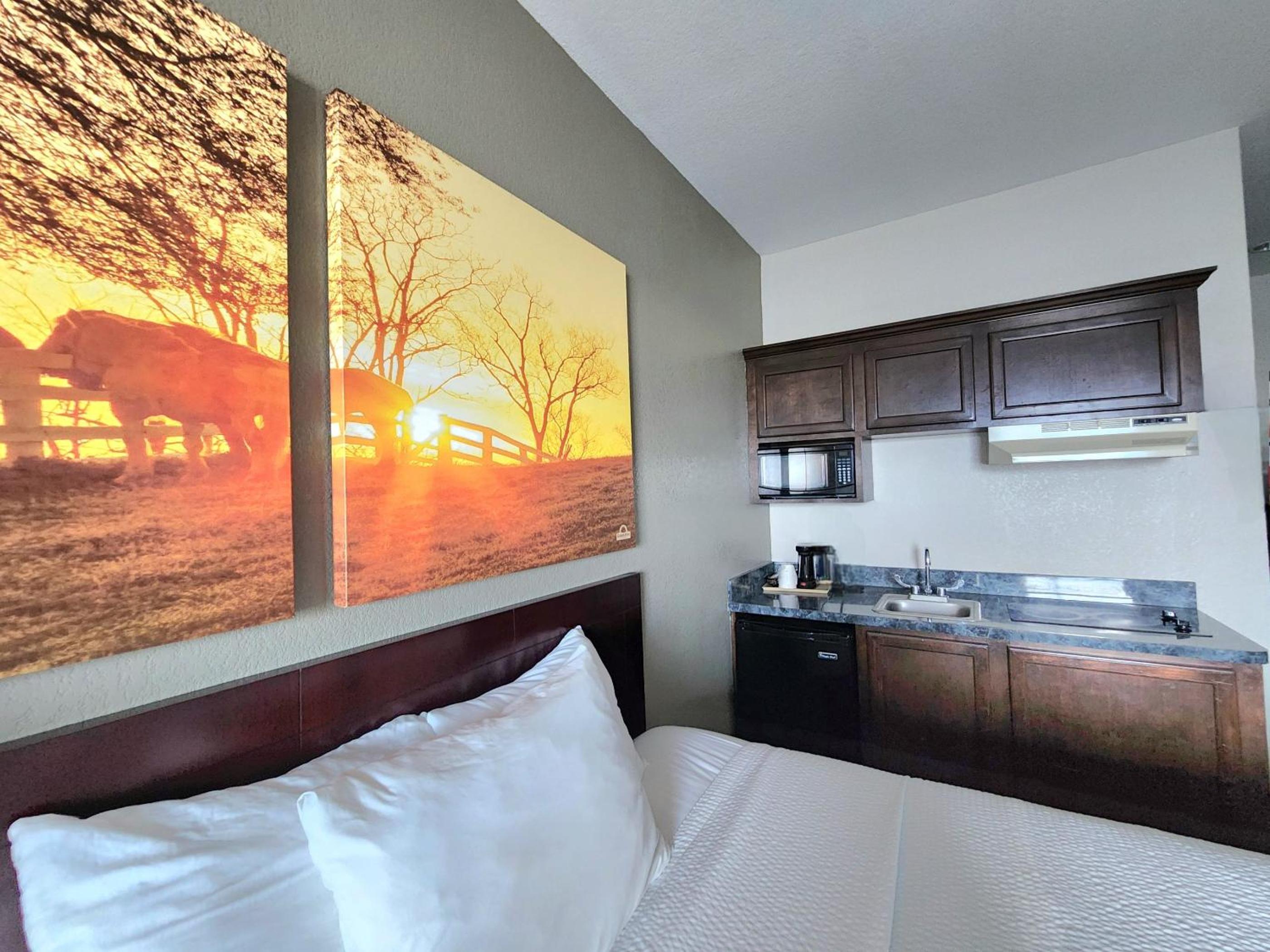 Efficiency Queen Room with Two Queen Beds and Kitchenette - Non-Smoking - Photo 10