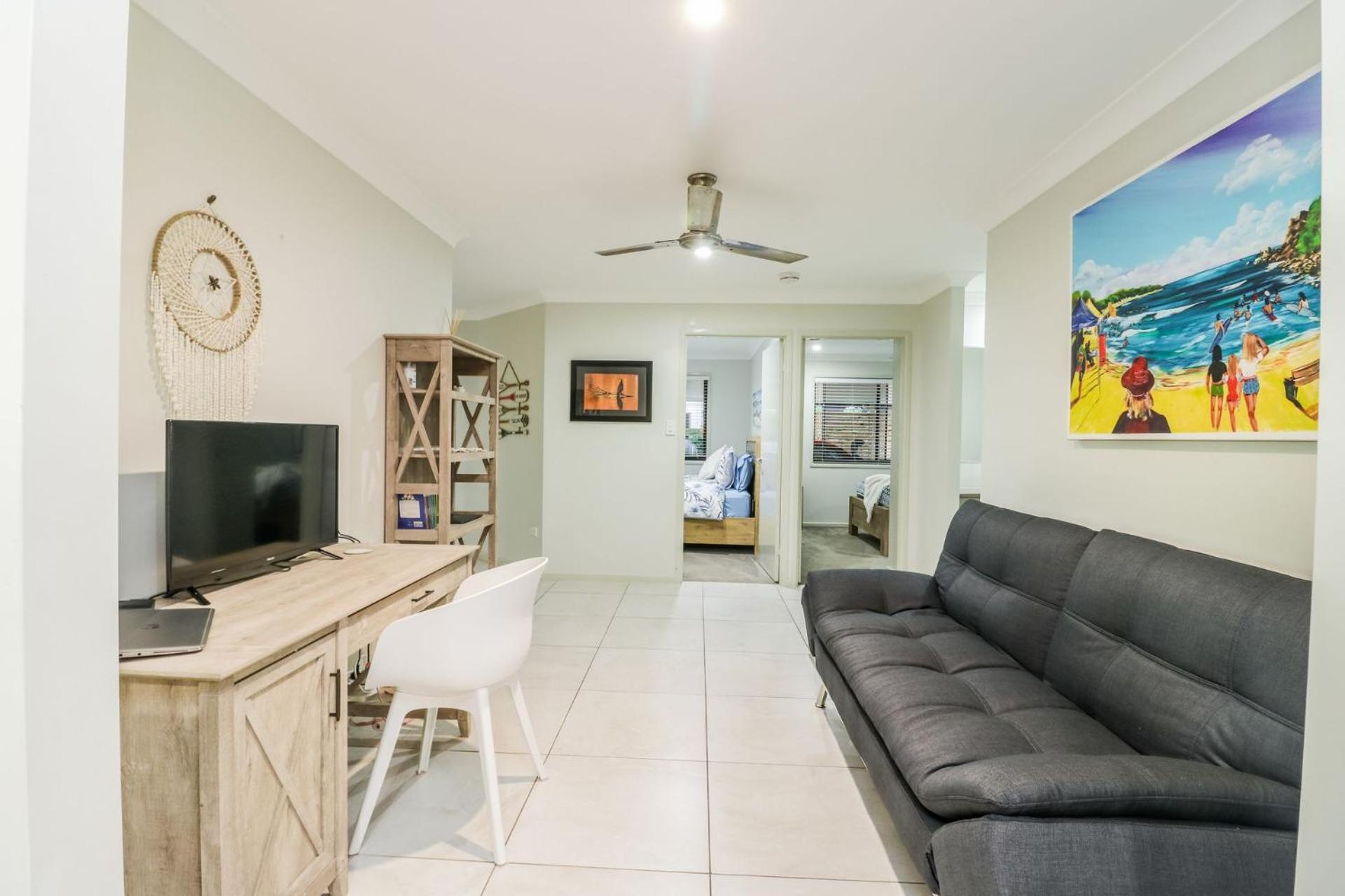 Six-Bedroom House photo 2