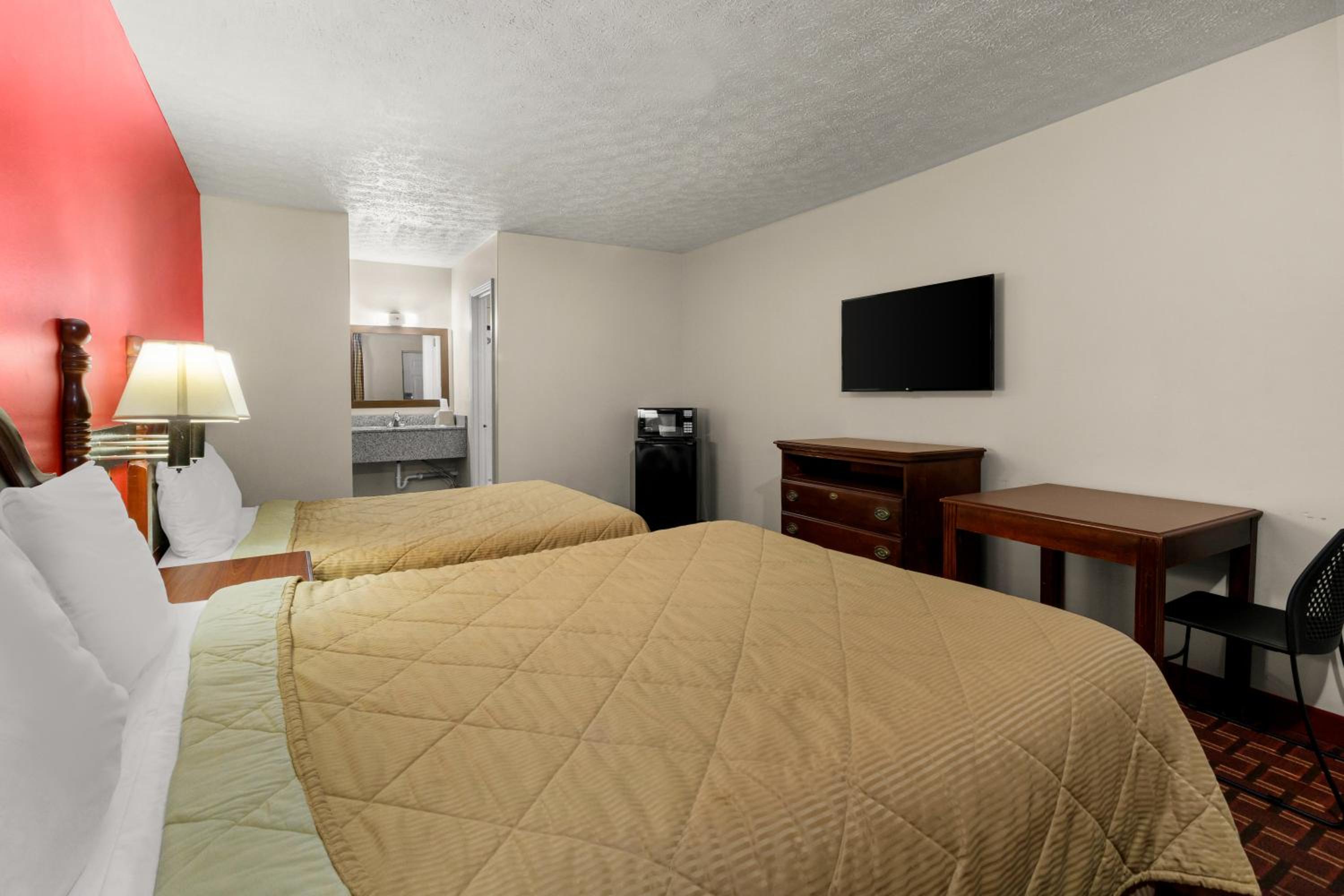 Quadruple Room with Two Queen Beds - Non Smoking photo 1