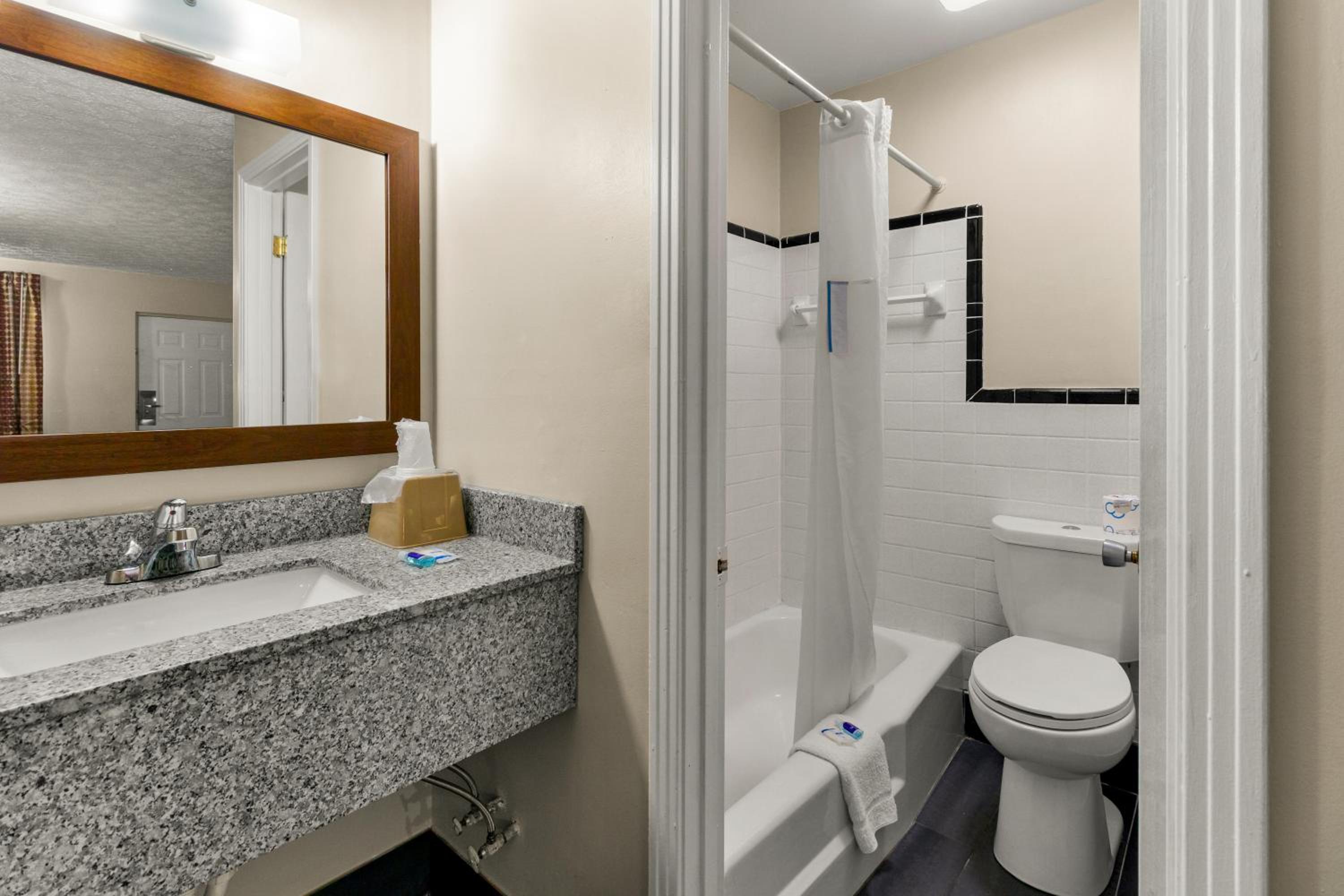King Room Away From Street - Non Smoking photo 2