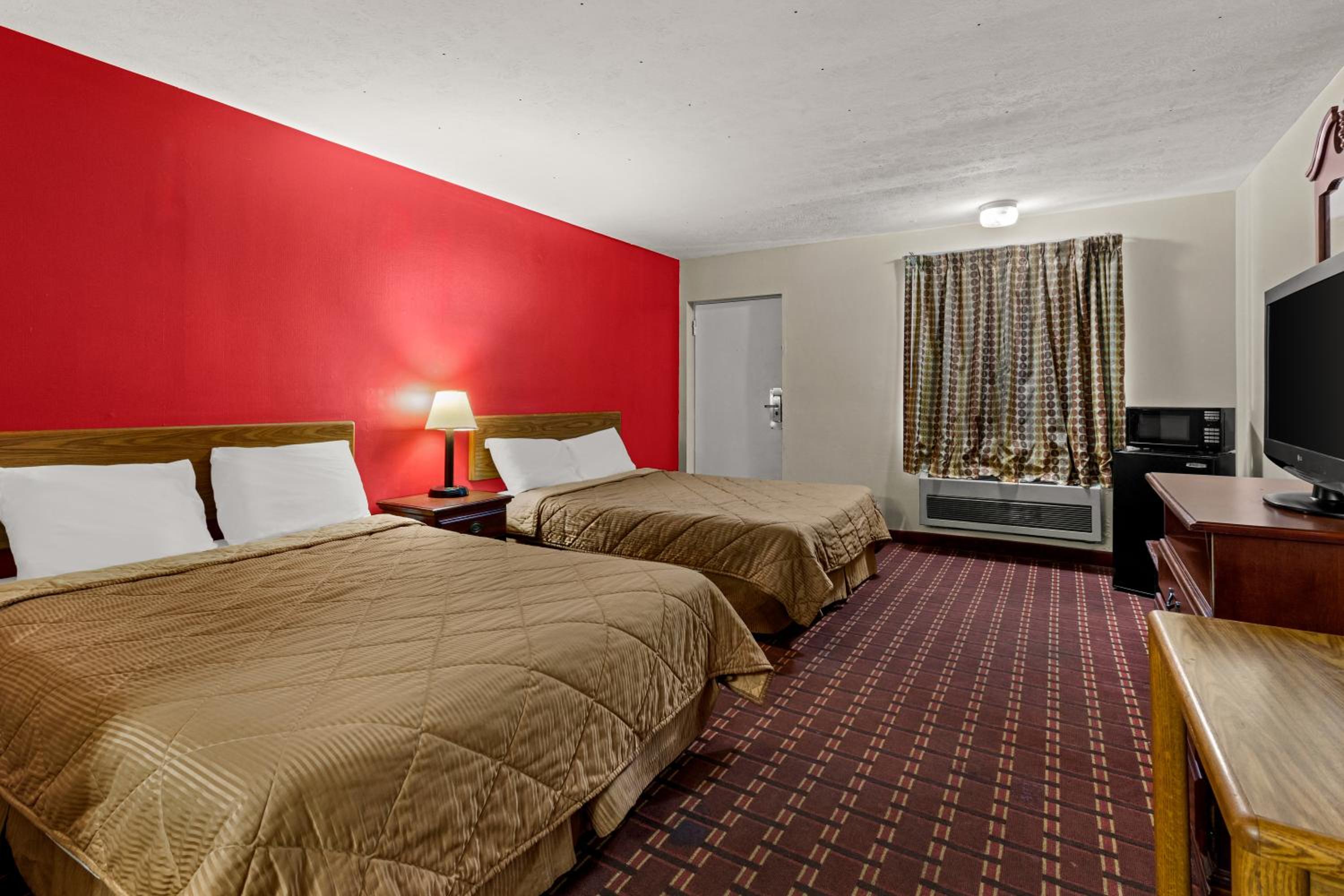 Quadruple Room with Two Queen Beds - Non Smoking photo 3