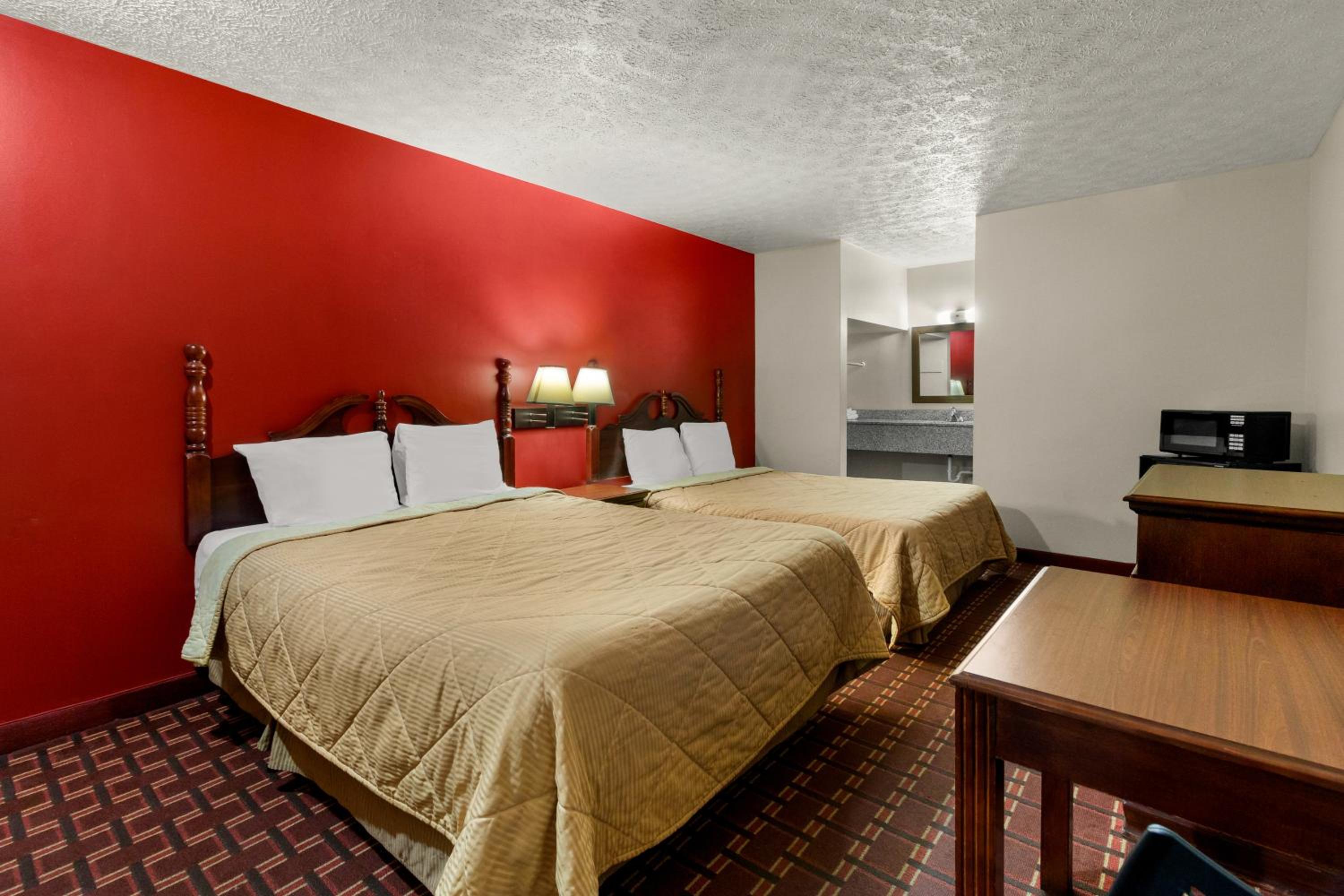 Quadruple Room with Two Queen Beds - Non Smoking photo 2