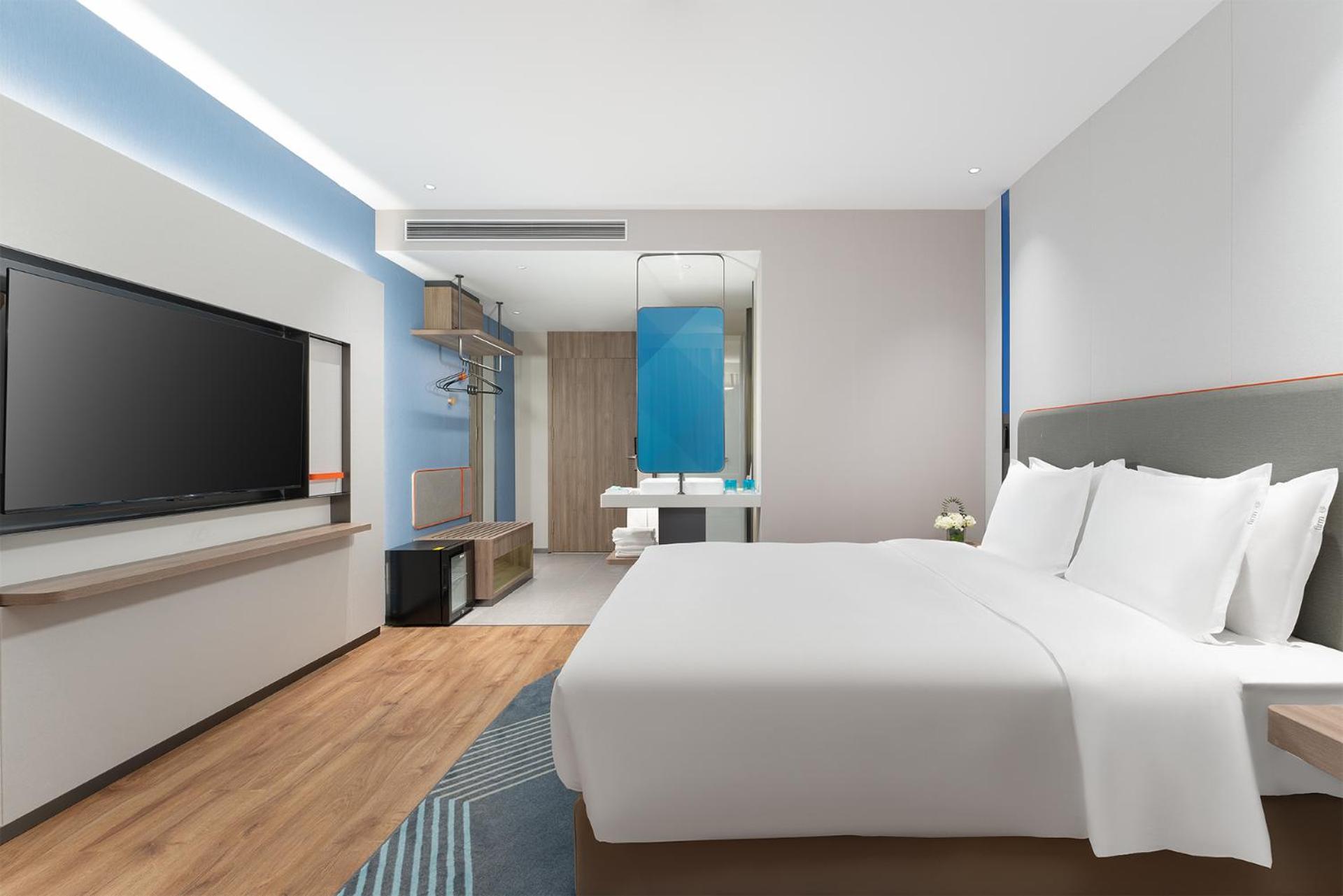 Standard King Room with Balcony photo 2
