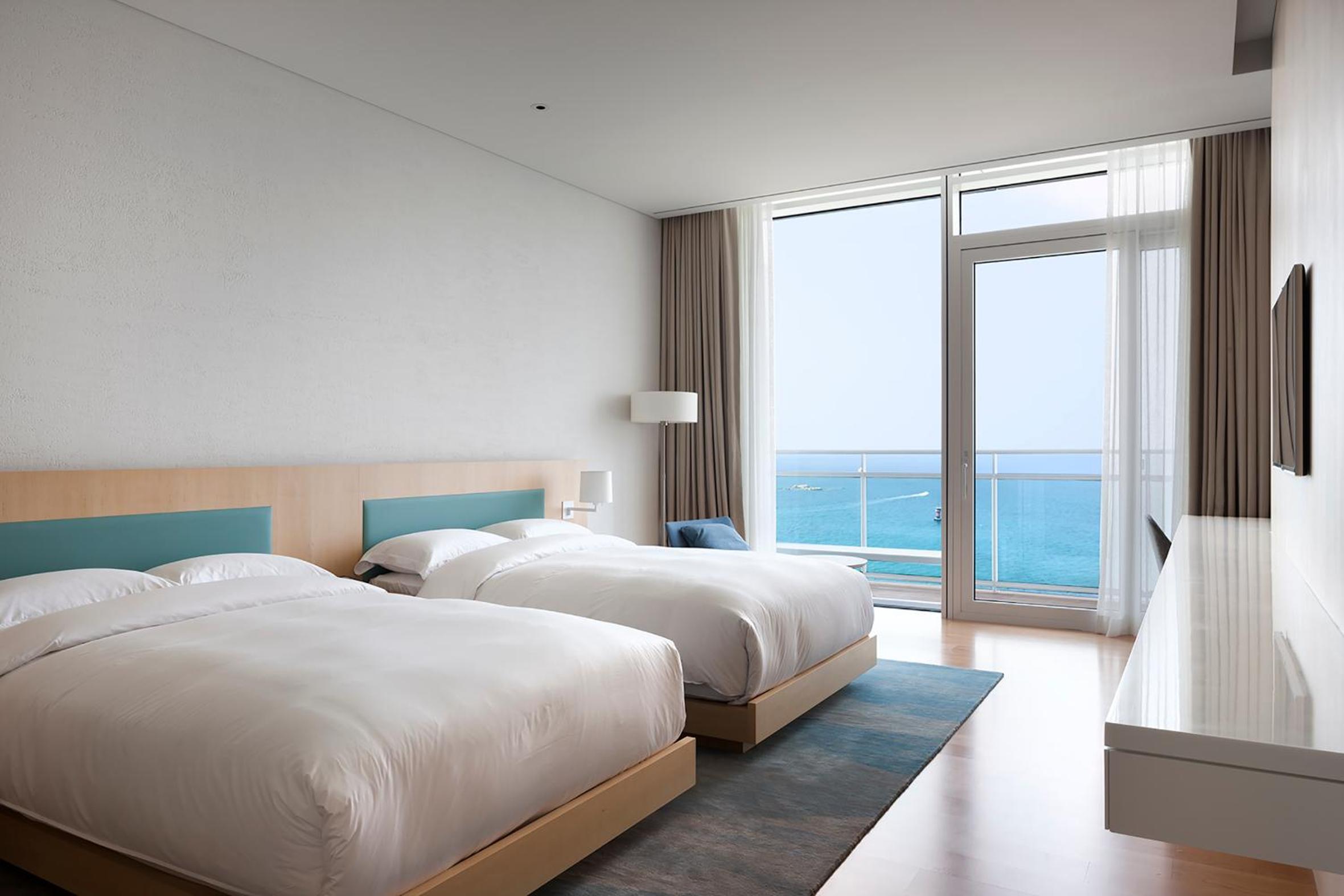 Premium Deluxe Twin with Sea view (Swimming pool + Sauna for 2 person)