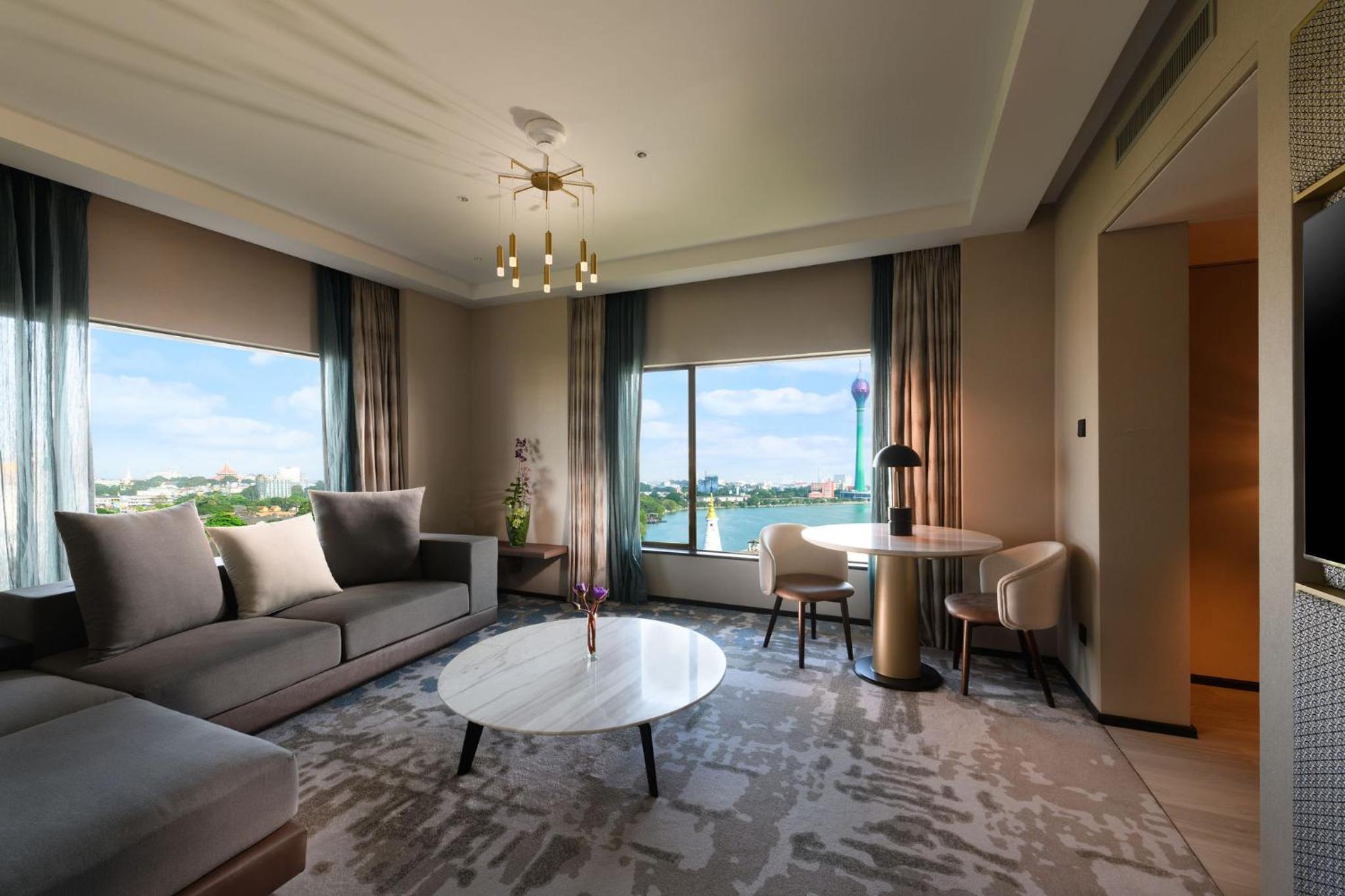 Deluxe King Suite - Photo 7