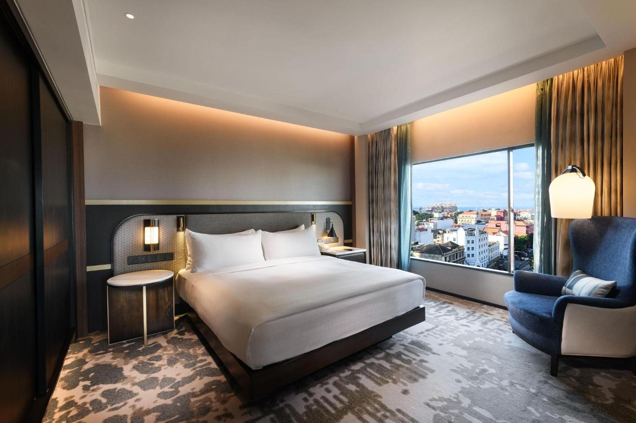 Deluxe King Suite - Photo 6