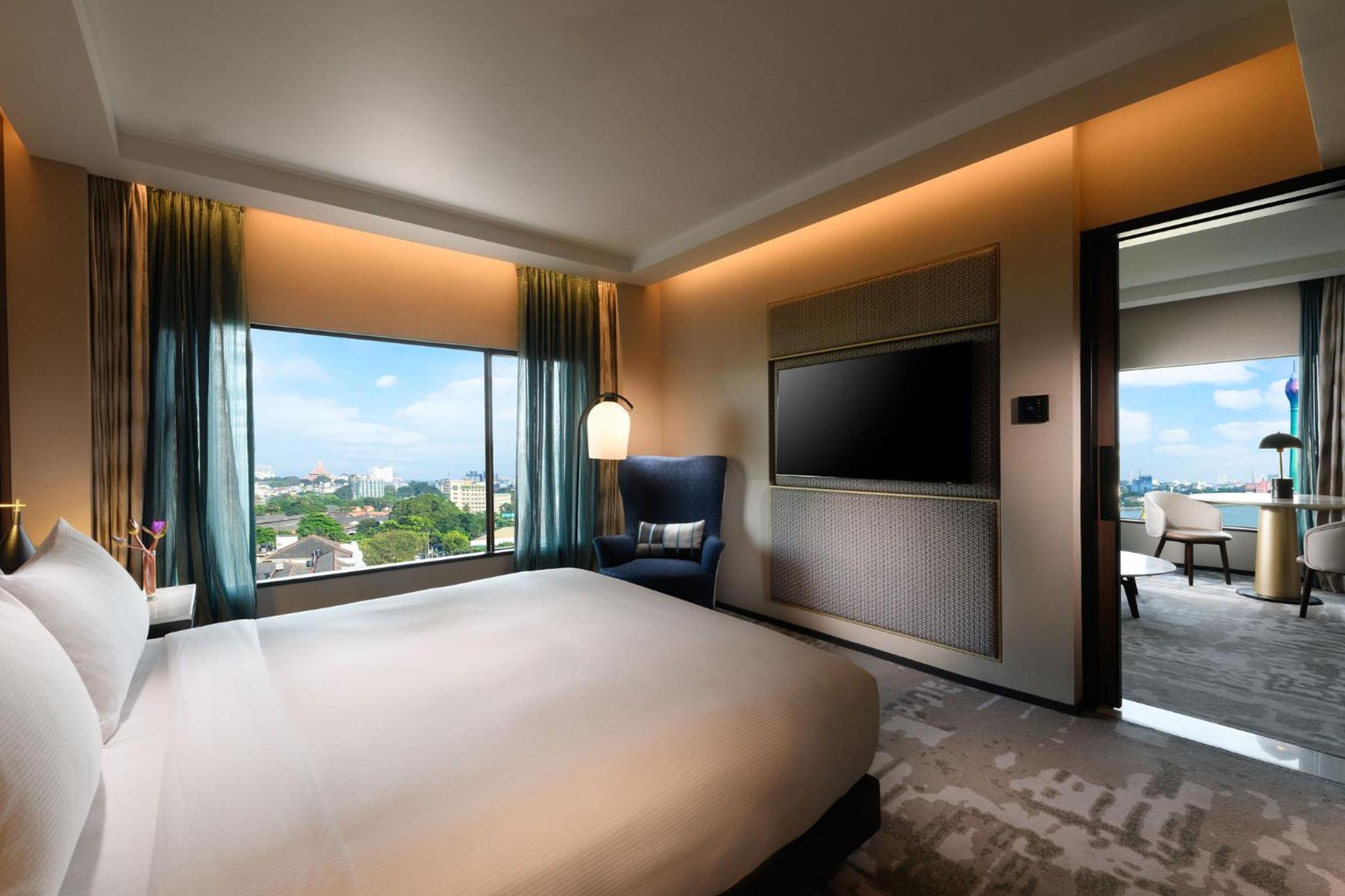 Deluxe King Suite - Photo 8