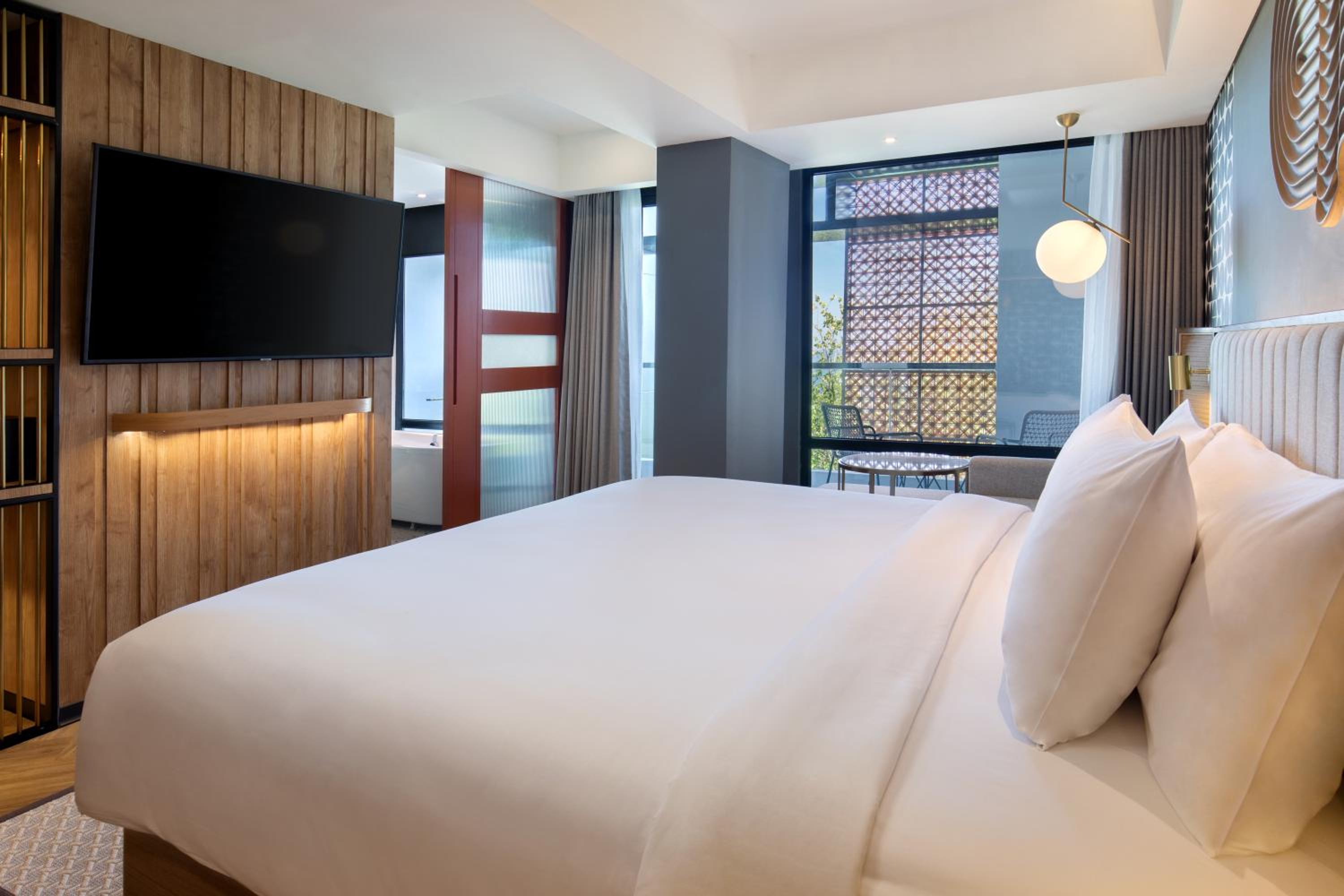 Comfort King Suite with Ocean View and Unlimited Self-Service Laundry - Photo 1