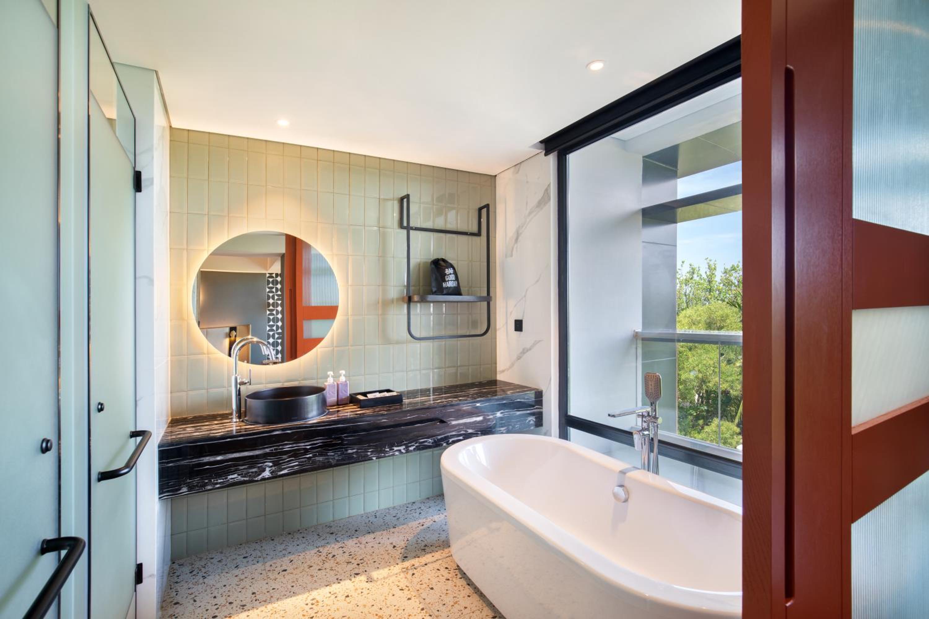 Comfort King Suite with Ocean View and Unlimited Self-Service Laundry - Photo 2