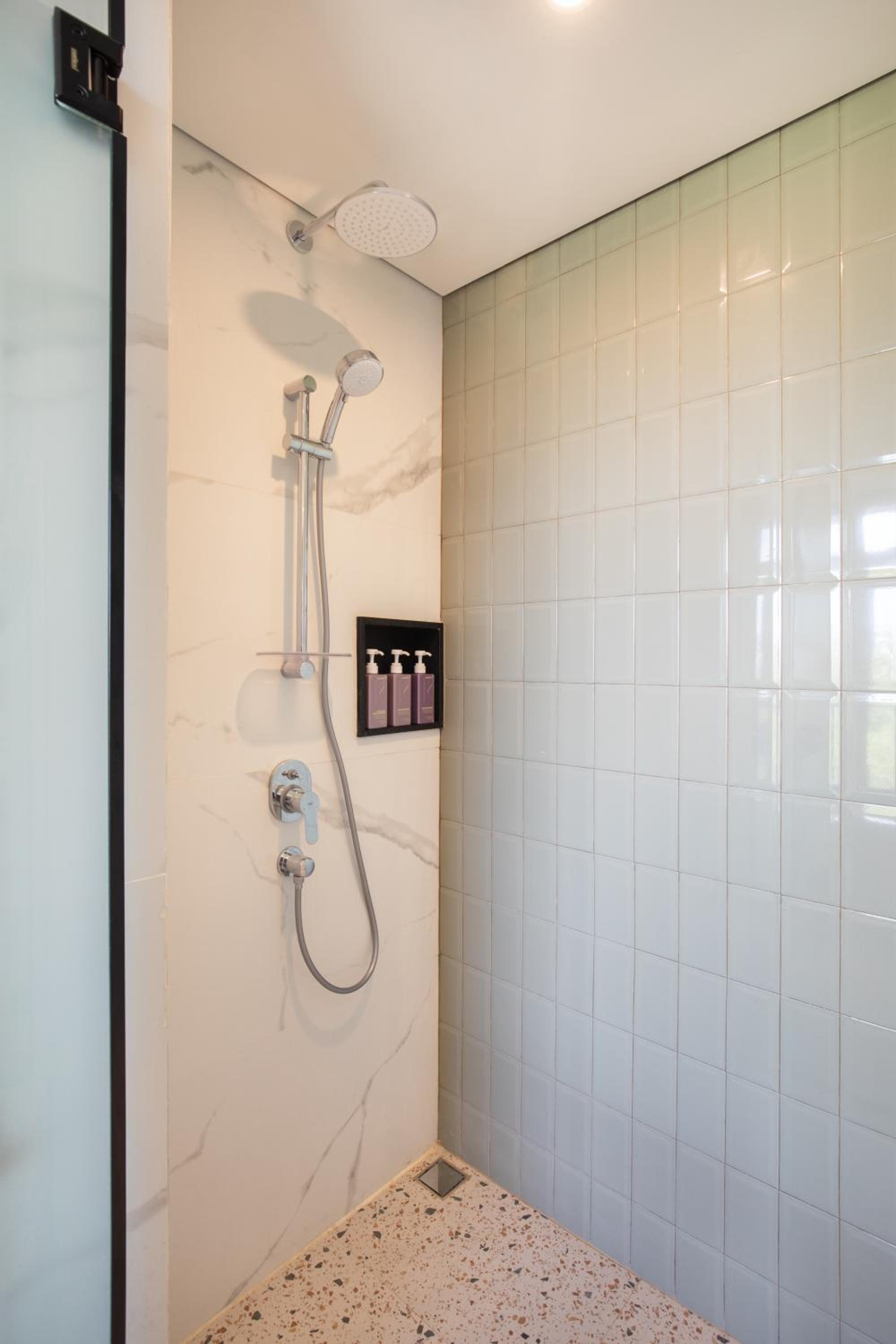 Comfort King Suite with Ocean View and Unlimited Self-Service Laundry - Photo 3