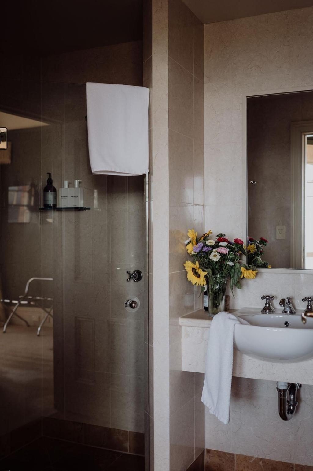 Queen Waterview – The Stowell photo 2