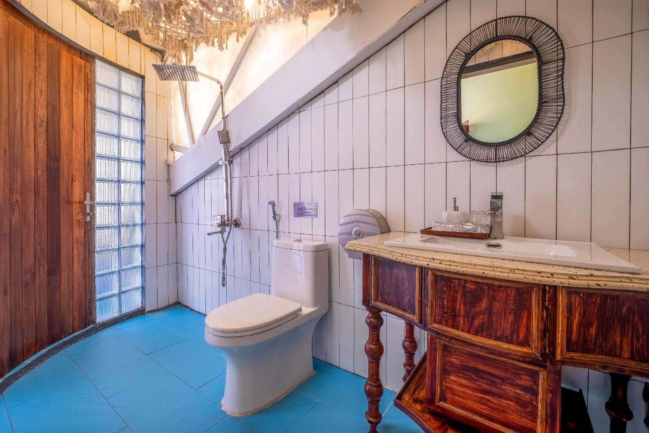 Deluxe Double Room with Bath - Photo 13