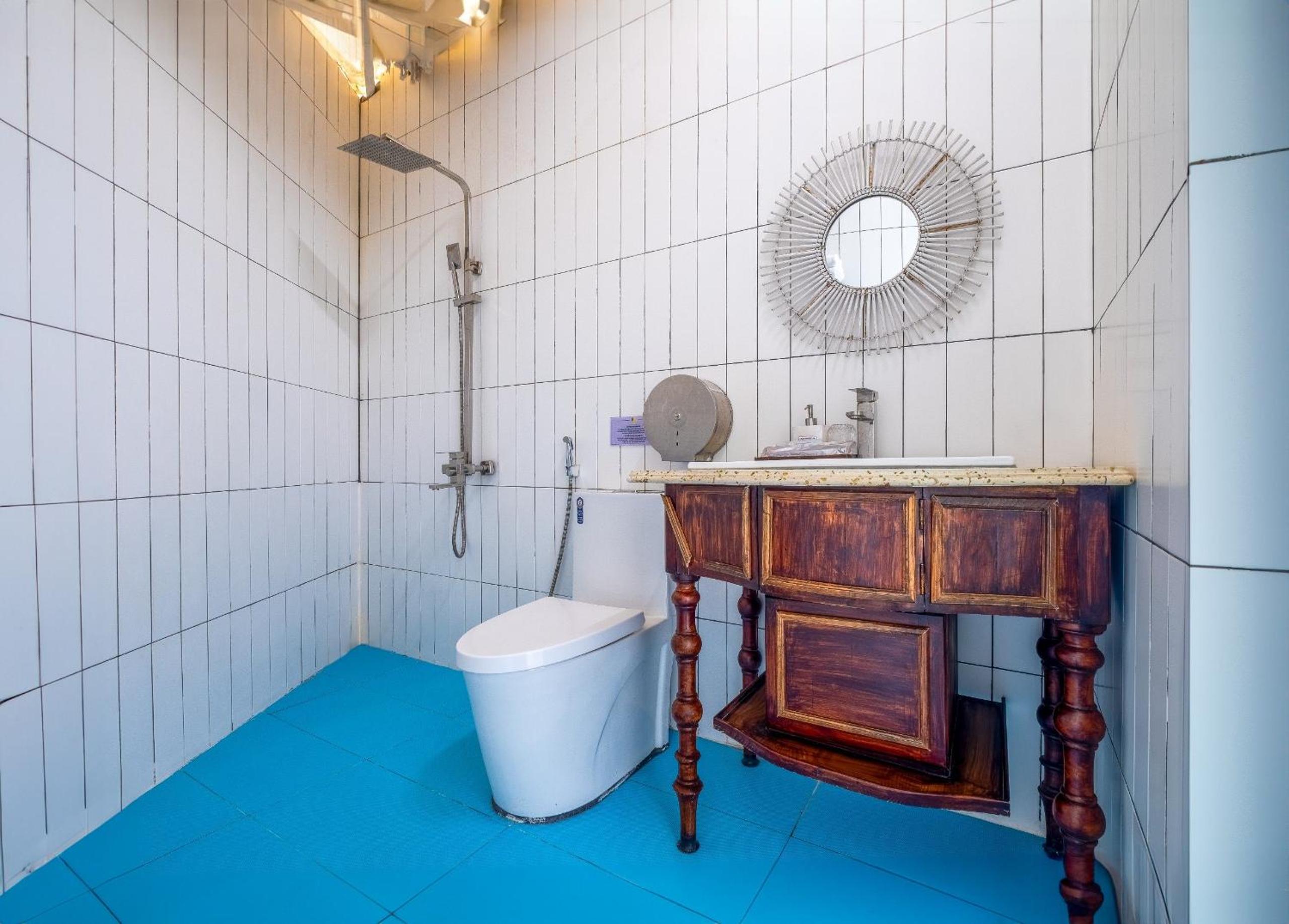Deluxe Double Room with Bath - Photo 12