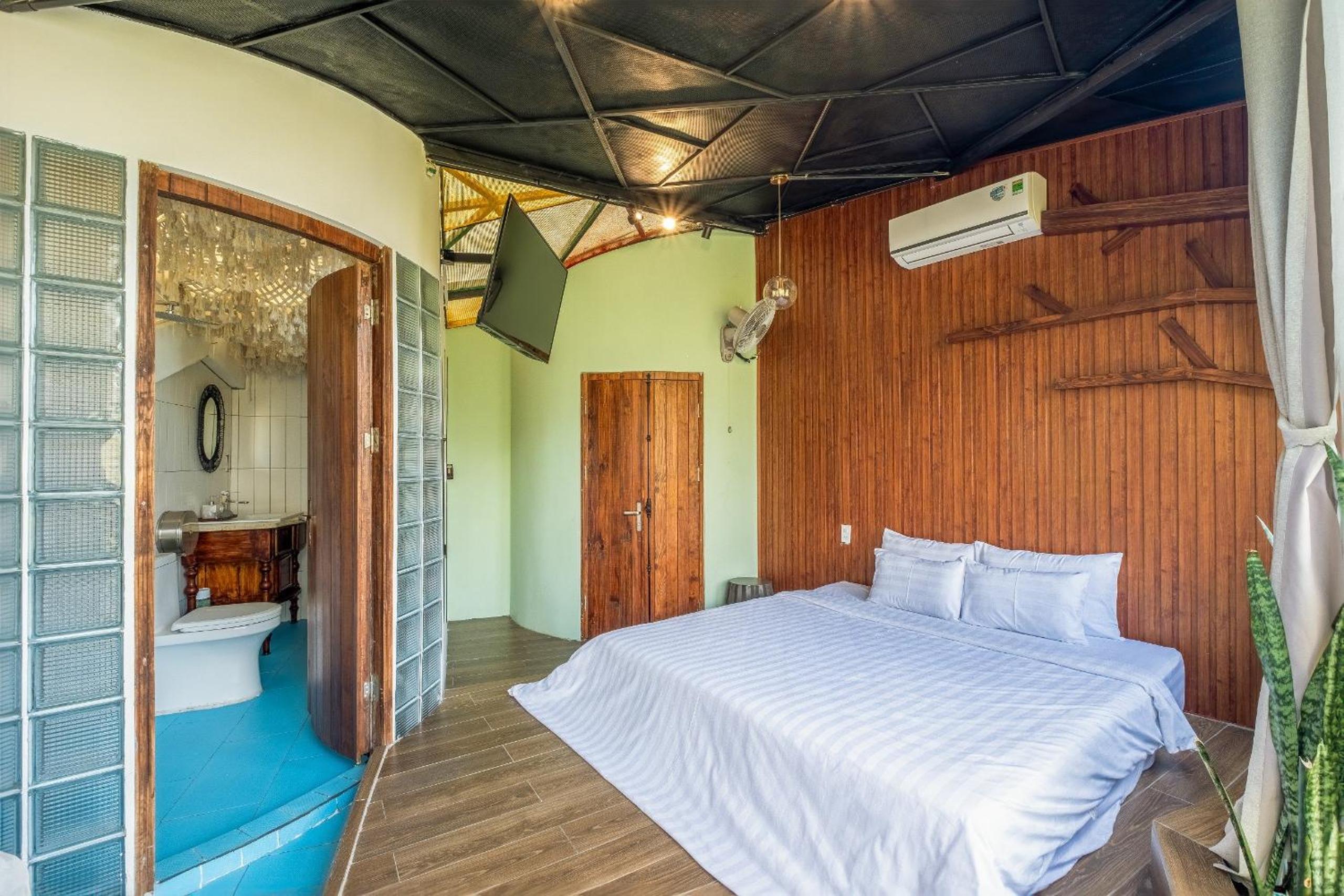 Deluxe Double Room with Bath - Photo 9