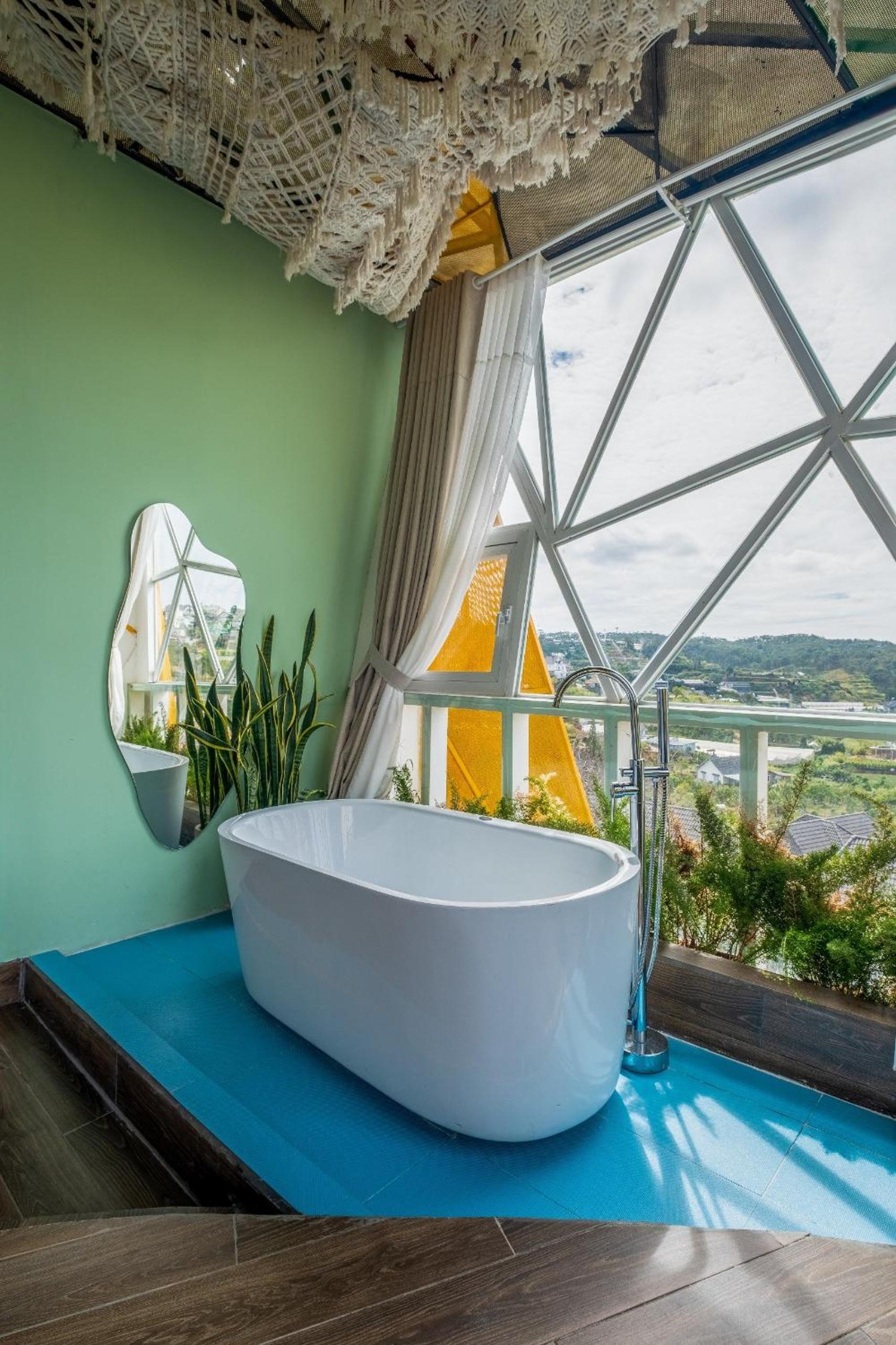 Deluxe Double Room with Bath - Photo 8