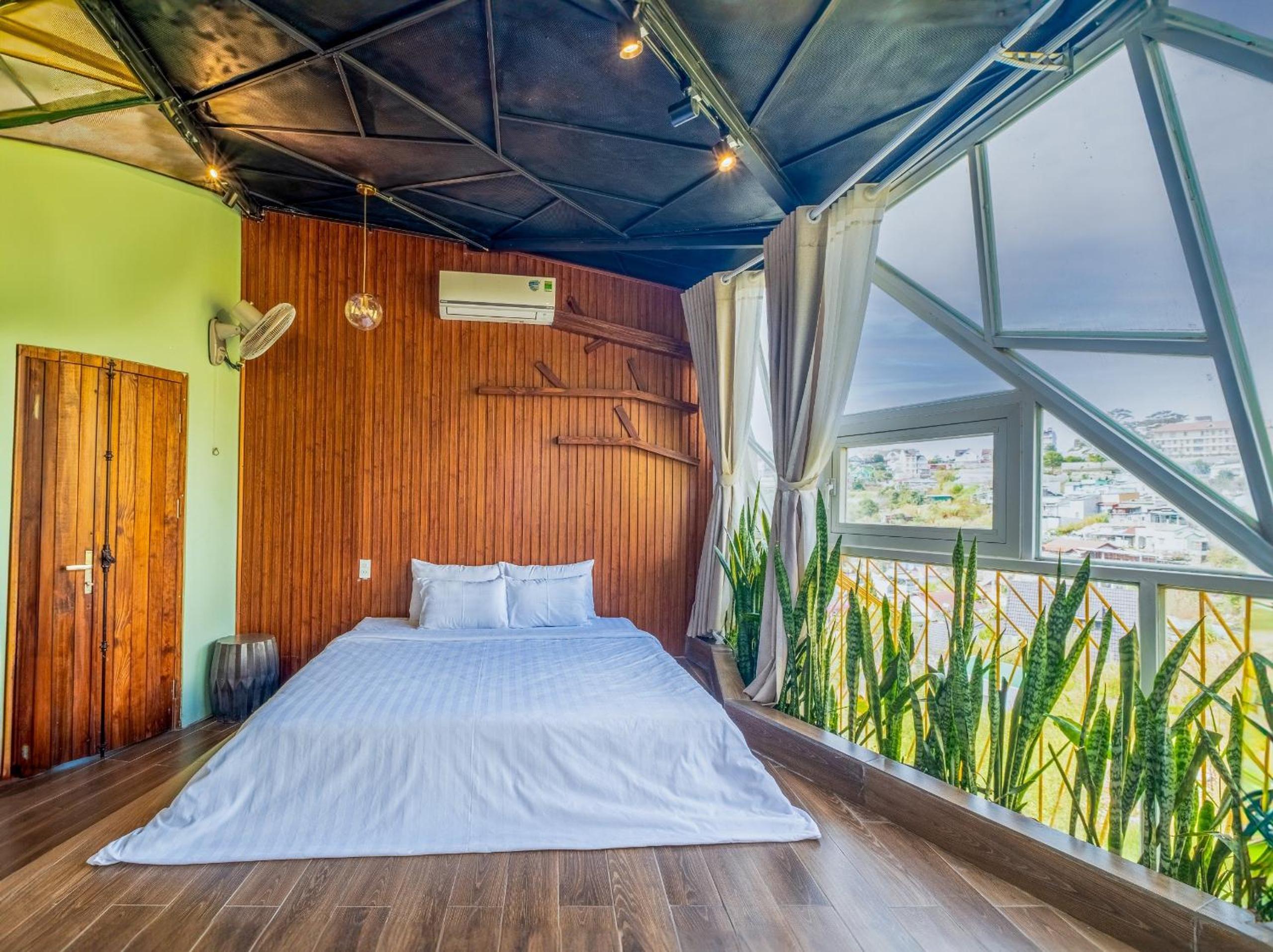 Deluxe Double Room with Bath - Photo 2