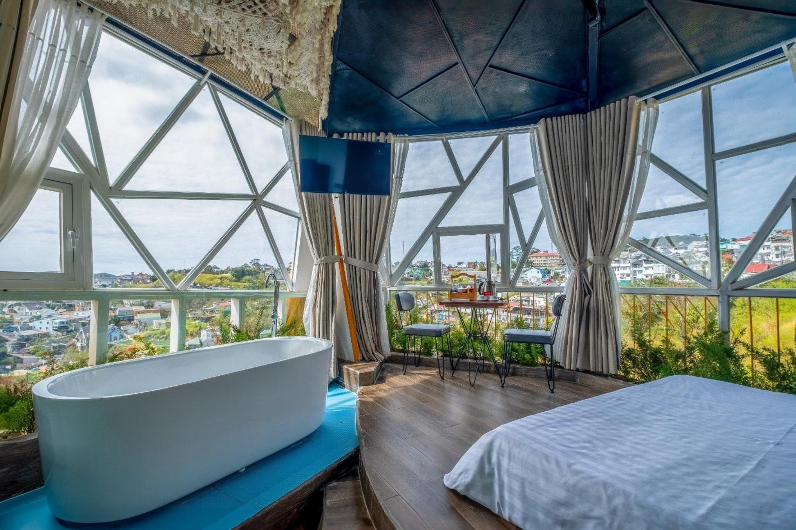 Deluxe Double Room with Bath - Photo 3