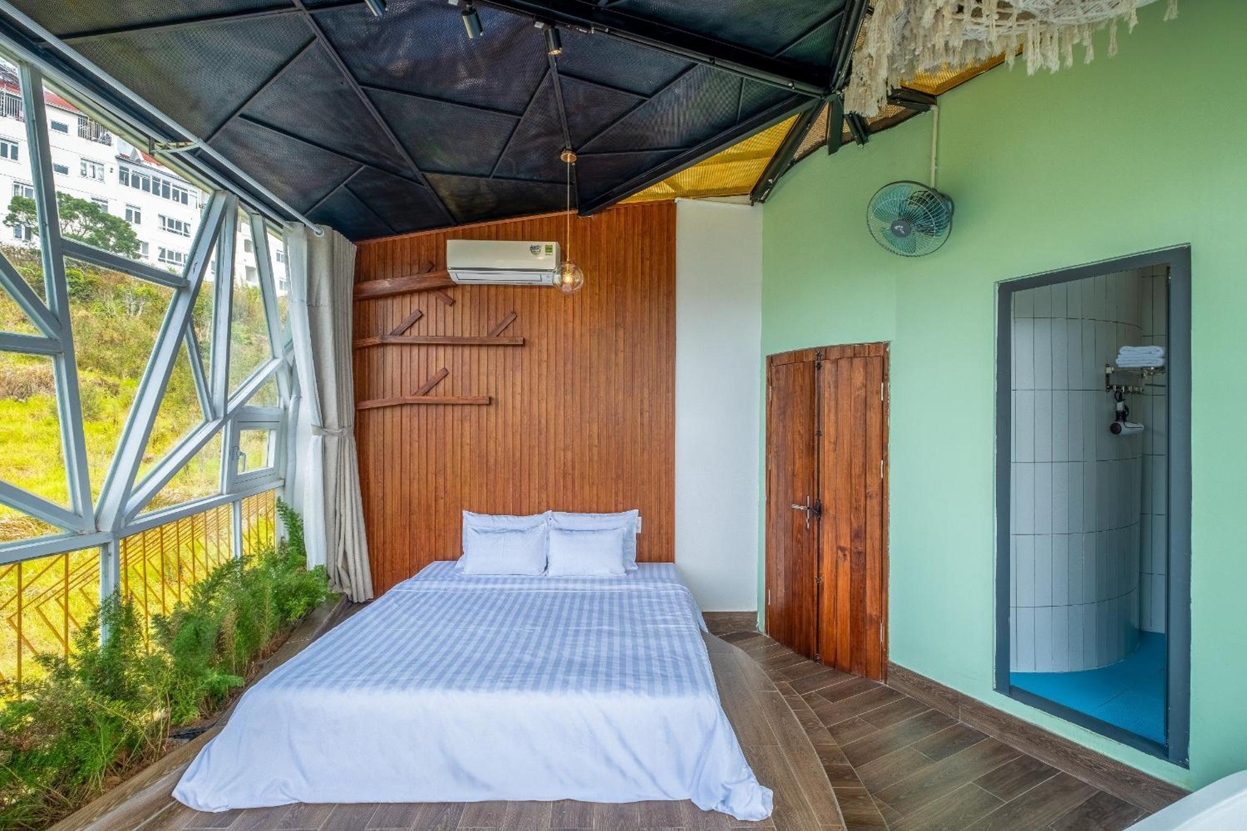 Deluxe Double Room with Bath - Photo 7