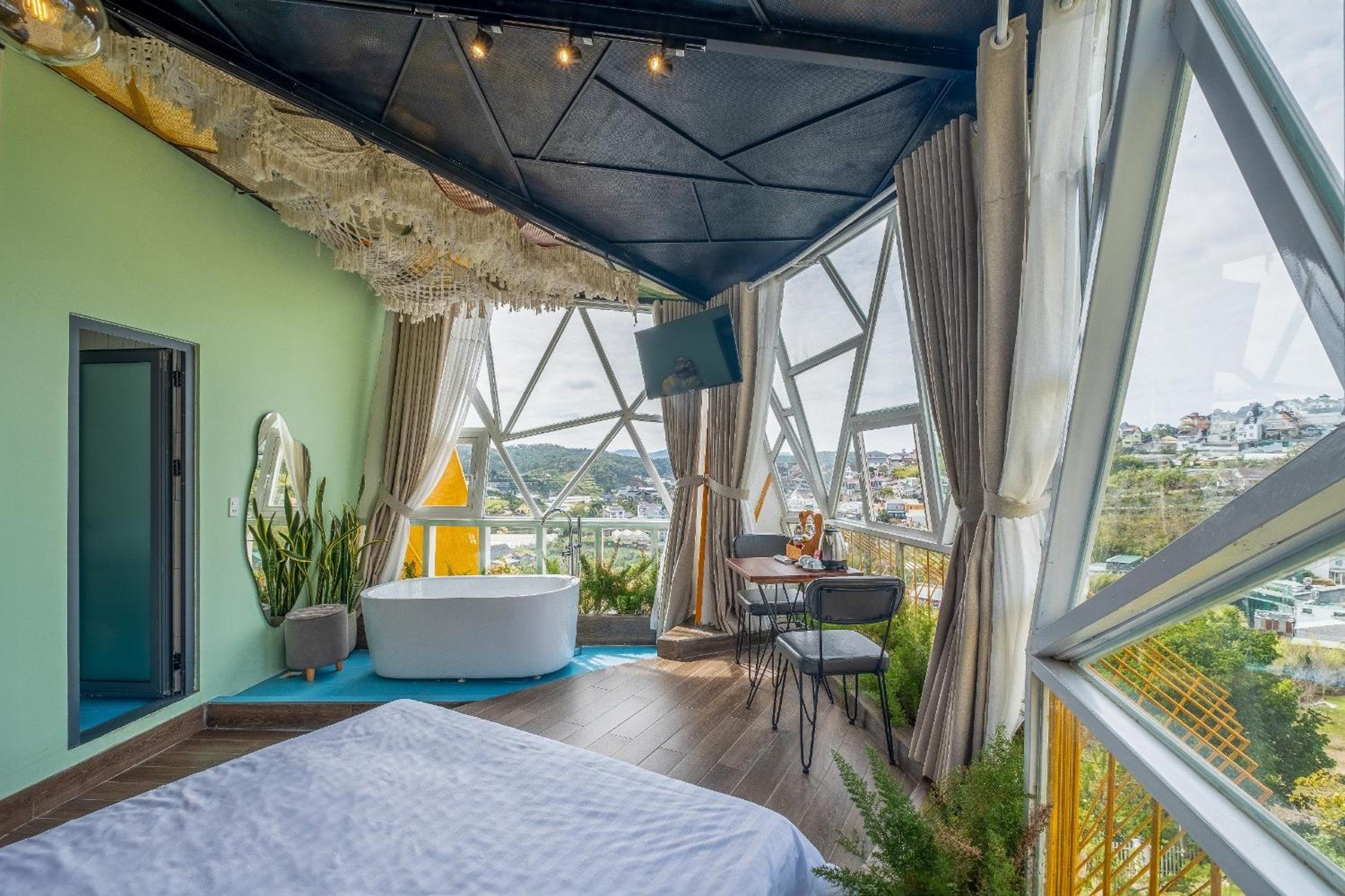 Deluxe Double Room with Bath - Photo 6