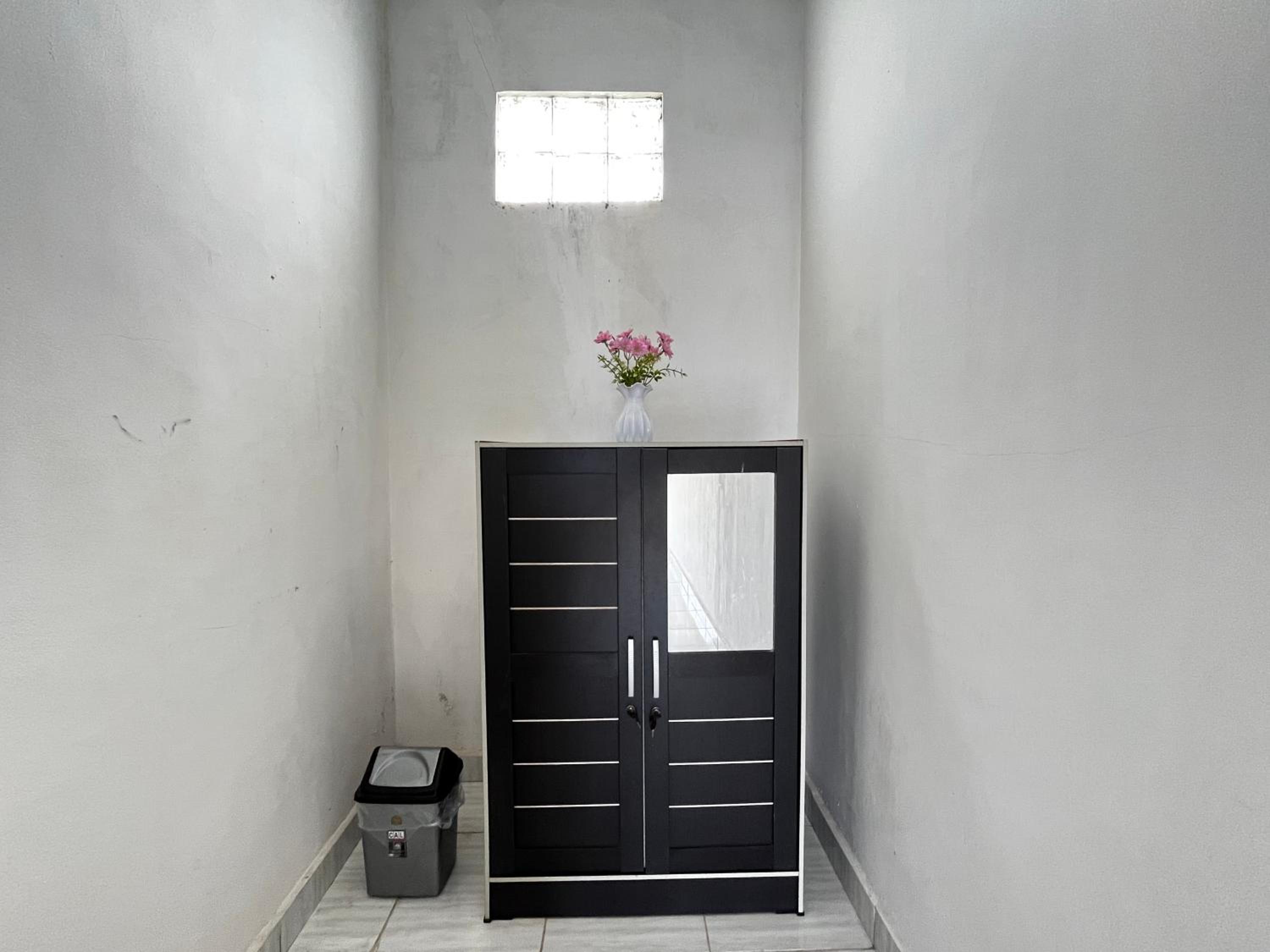 Single Room with Private Bathroom photo 2