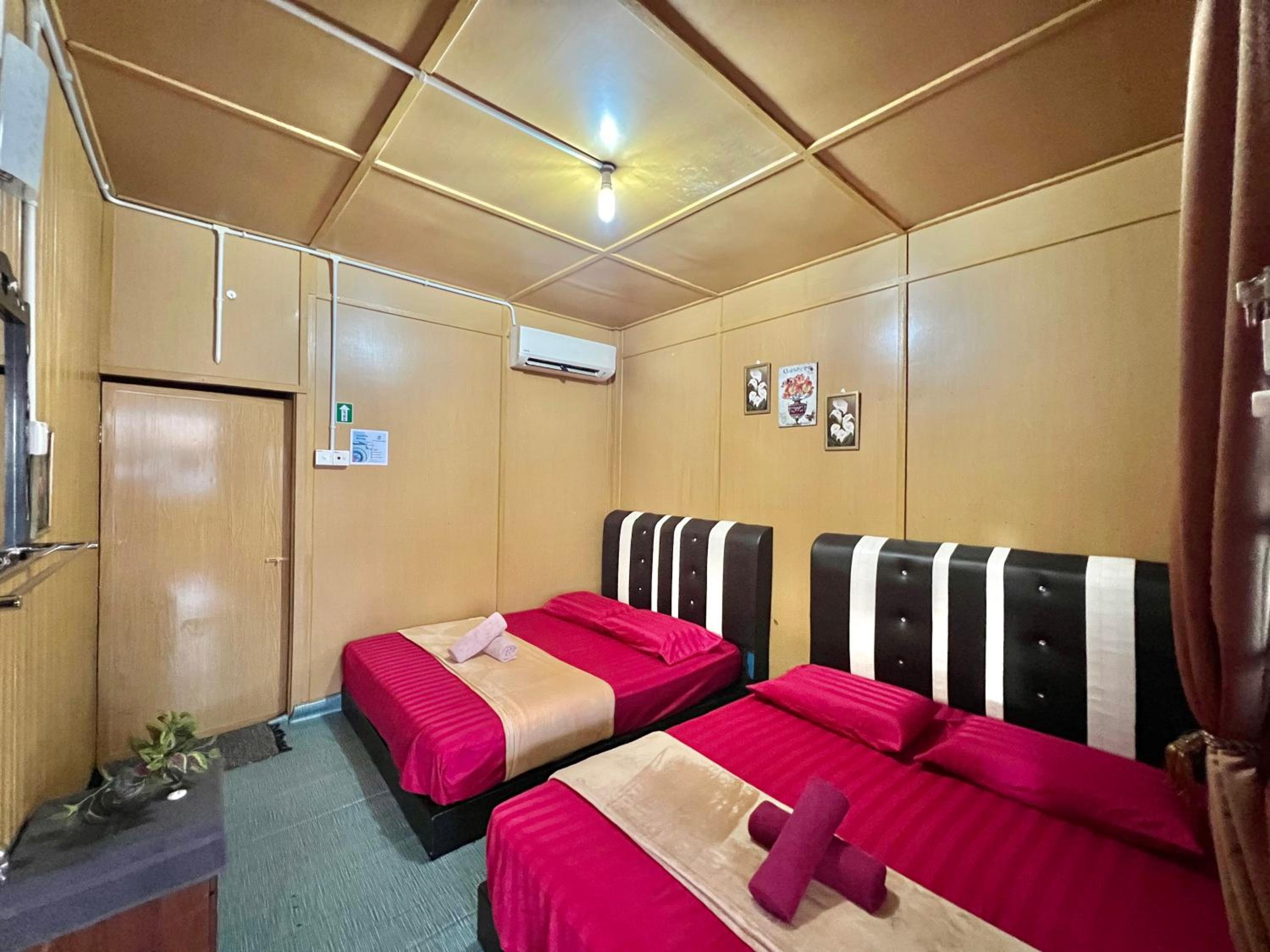 Standard Queen Room with Two Queen Beds photo 3