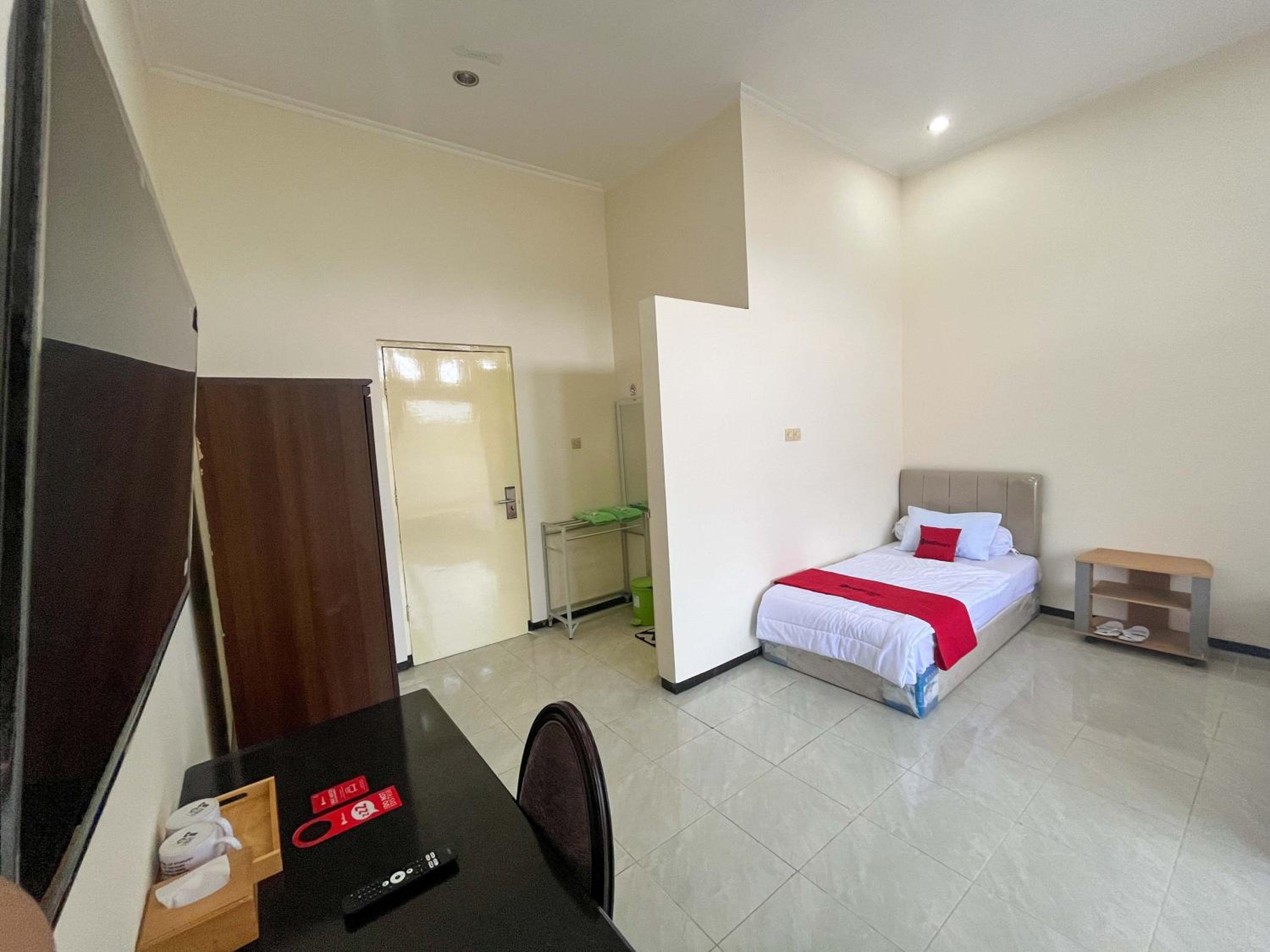 Standard Double Room with Shared Bathroom