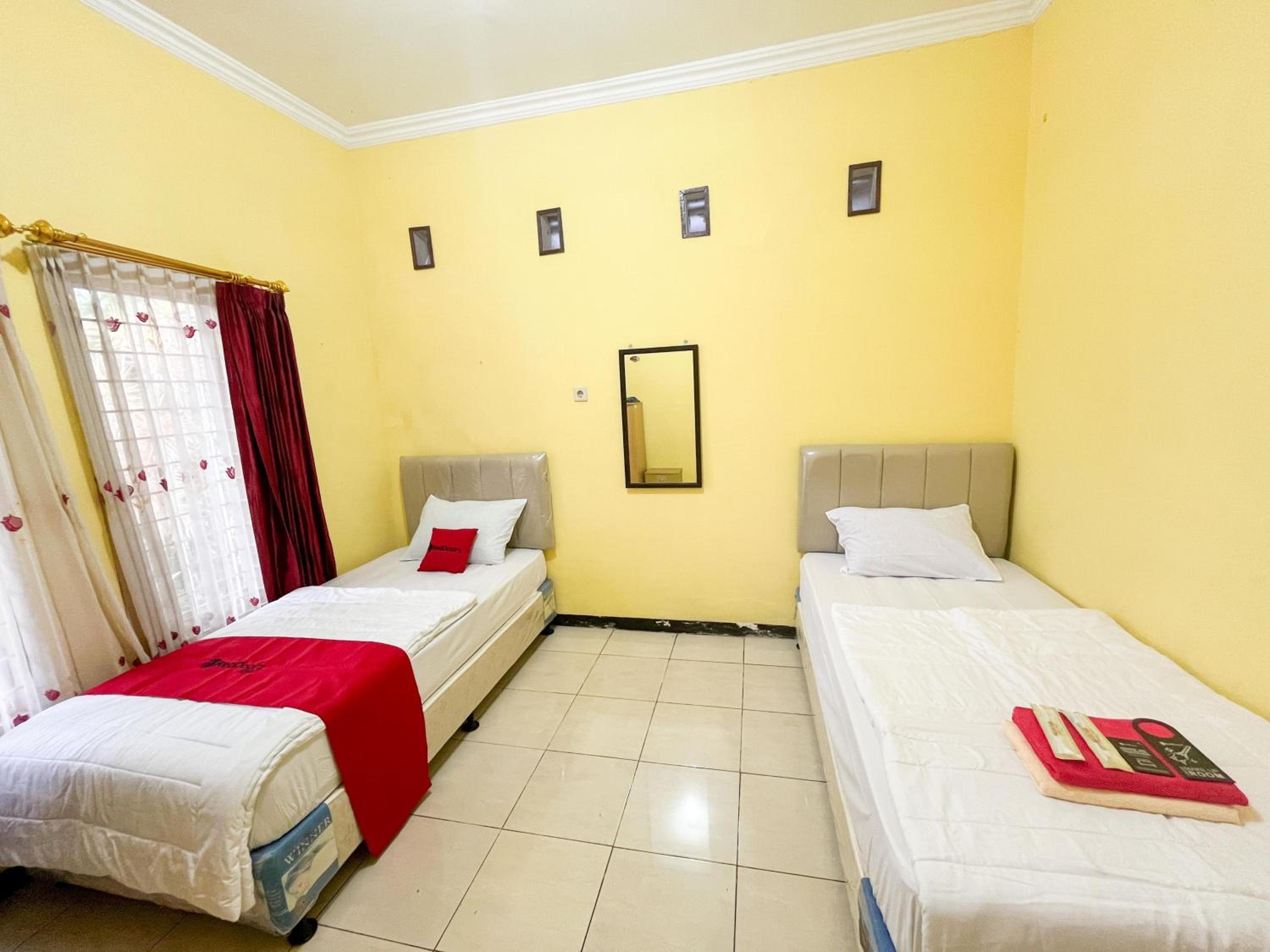 Standard Twin Room with Shared Bathroom