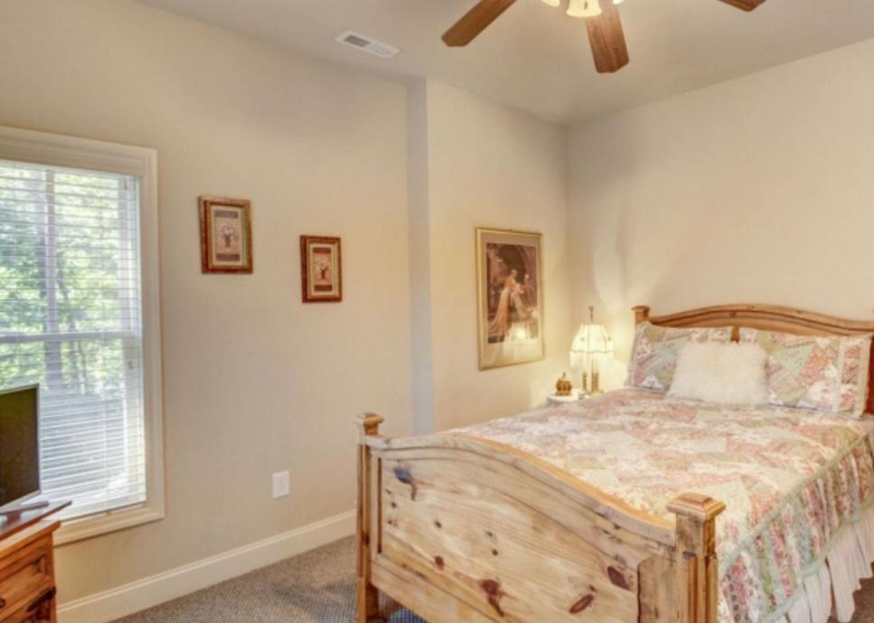 Five-Bedroom House photo 1