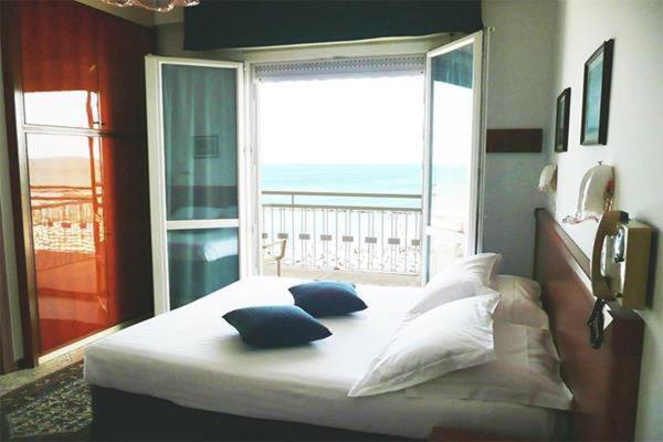 Deluxe Double or Twin Room with Sea View photo 2